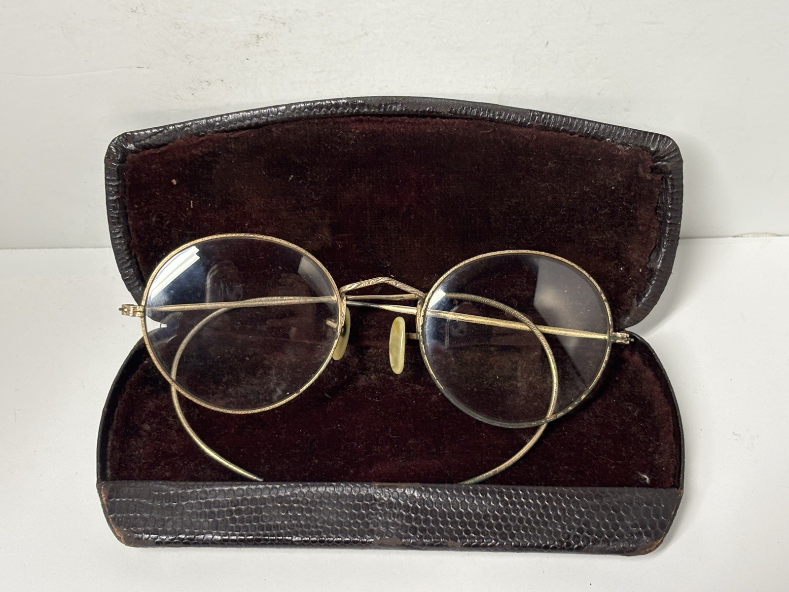 Antique Gold Wire Rim Bifocal Eyeglasses w/Round Oval Lens In Leather Case