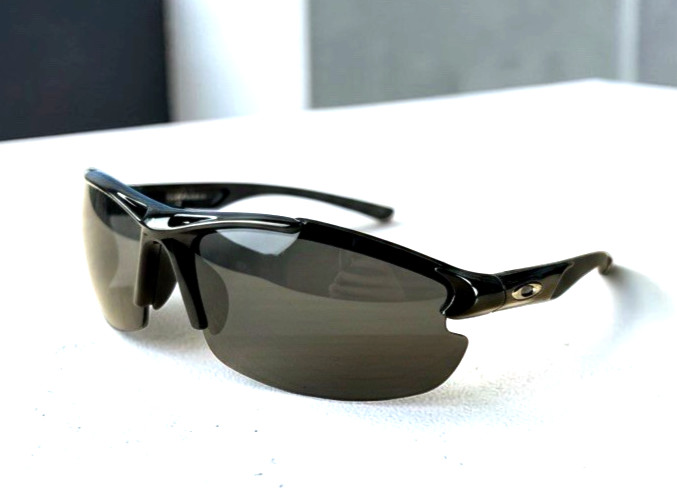WRAPAROUND SUNGLASSES Unisex Adult UV3 400 Black w/ Gray Lens Skiing Surfing