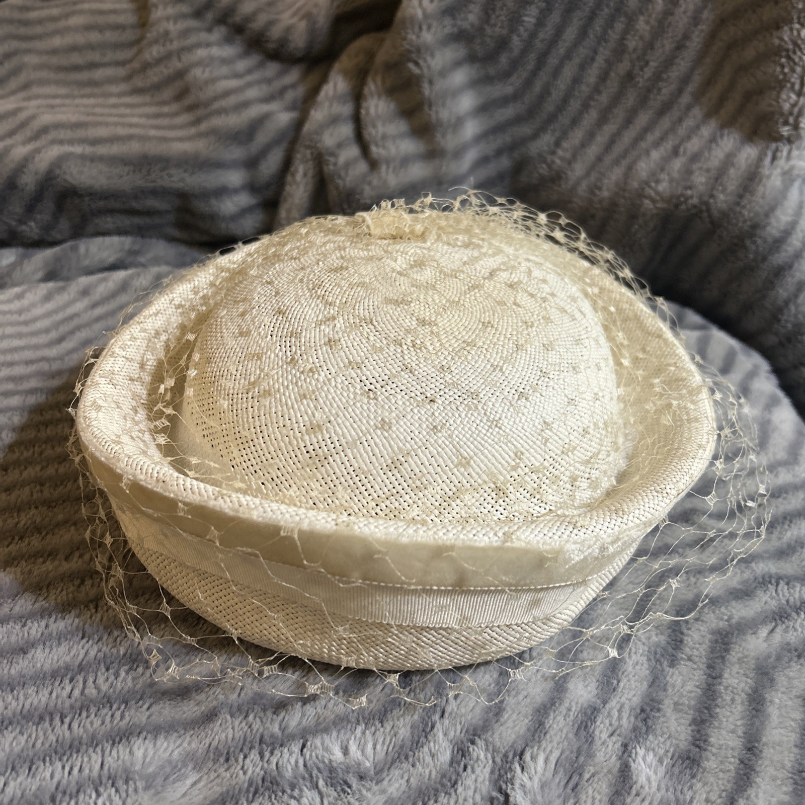 Vintage Off White Ladies Pillbox Hat W/Lace Netting