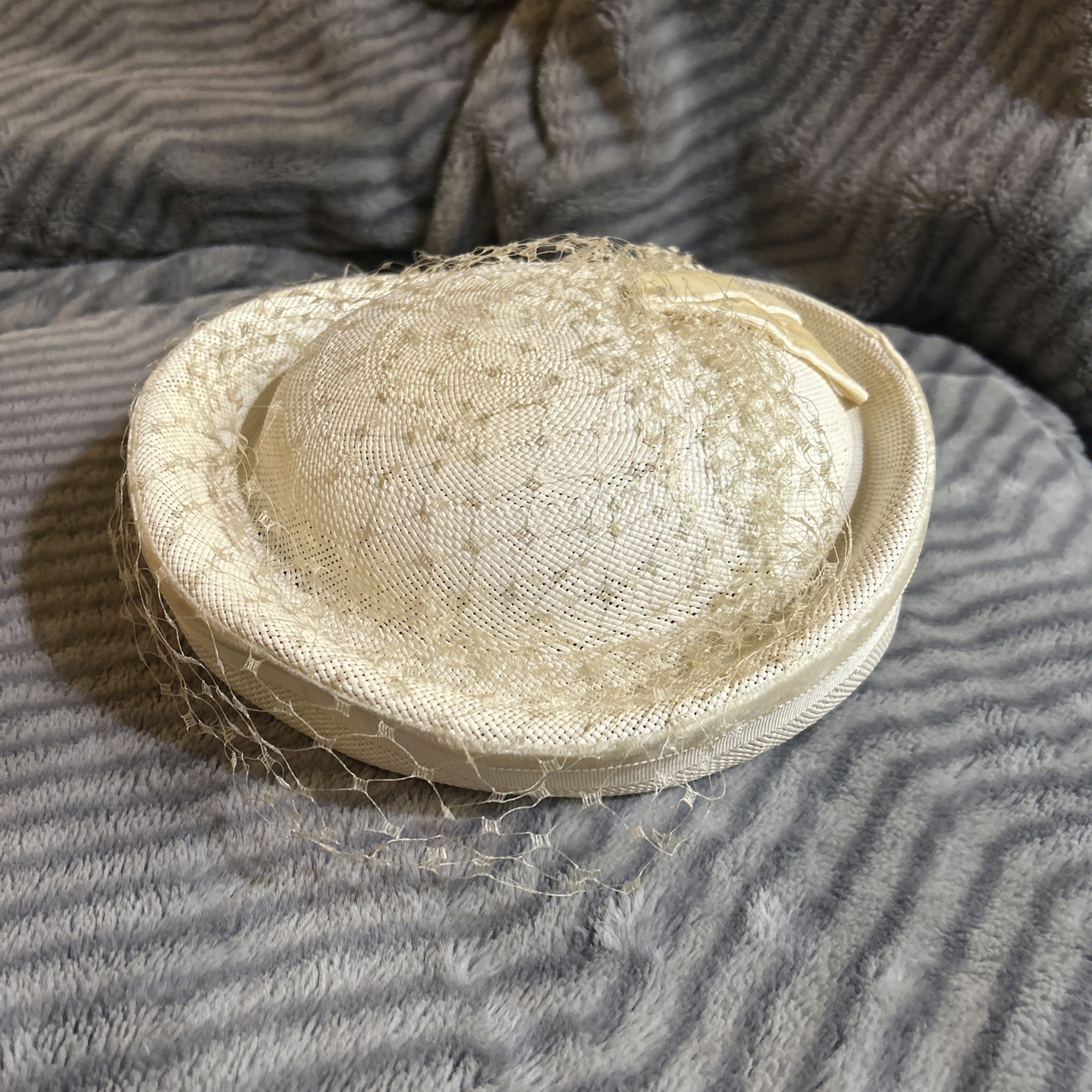 Vintage Off White Ladies Pillbox Hat W/Lace Netting