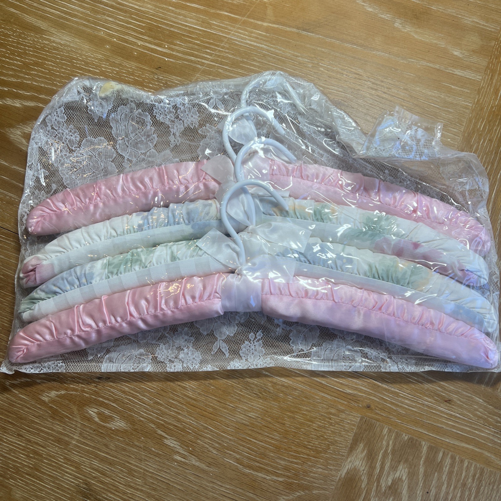 Vintage Pink & Floral White Satin Padded Hangers 15in Set of 4 – NEW!