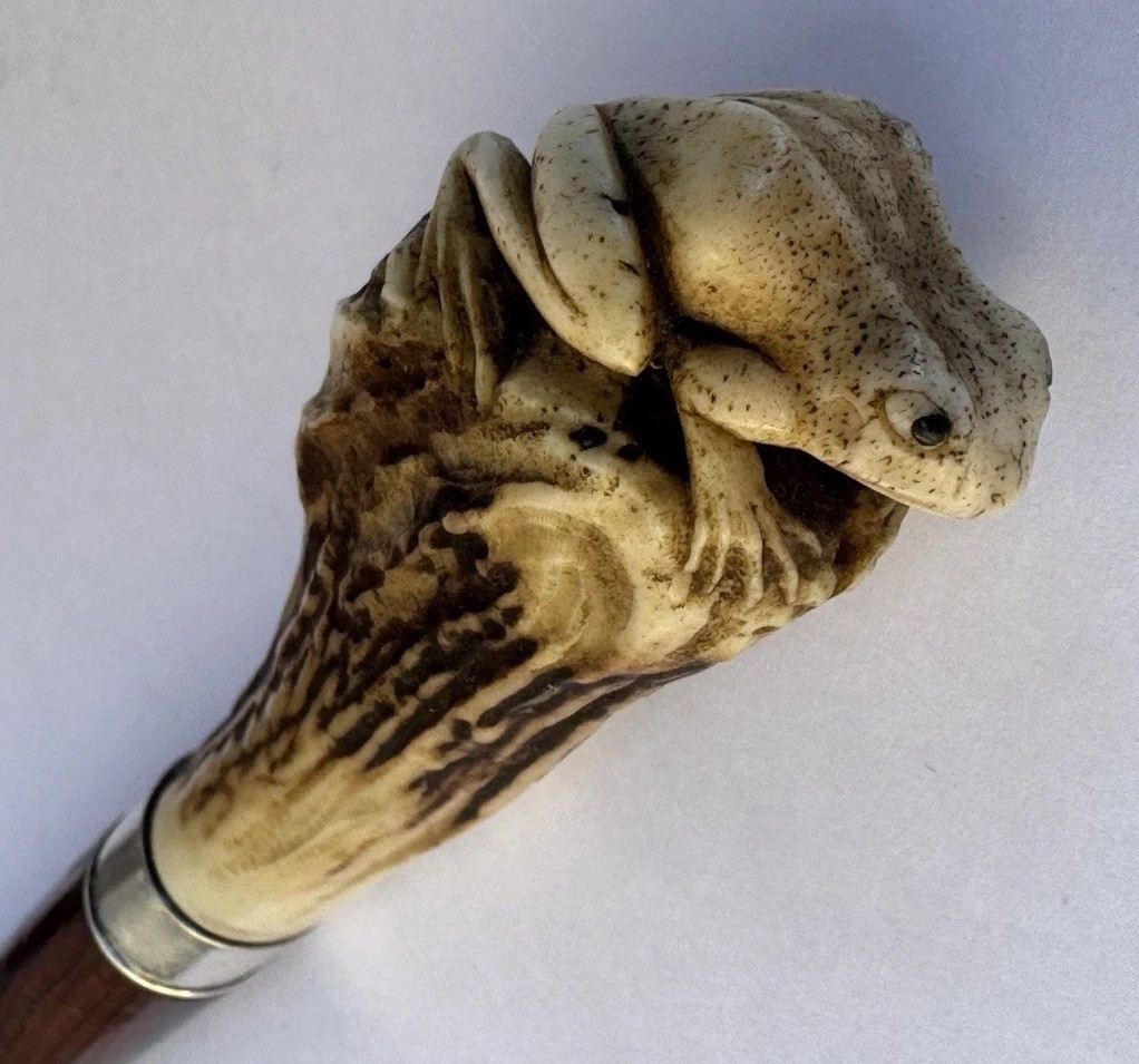 FINE MEIJI PERIOD JAPANESE HAND CARVED FROG ANTIQUE ROSEWOOD WALKING CANE STICK