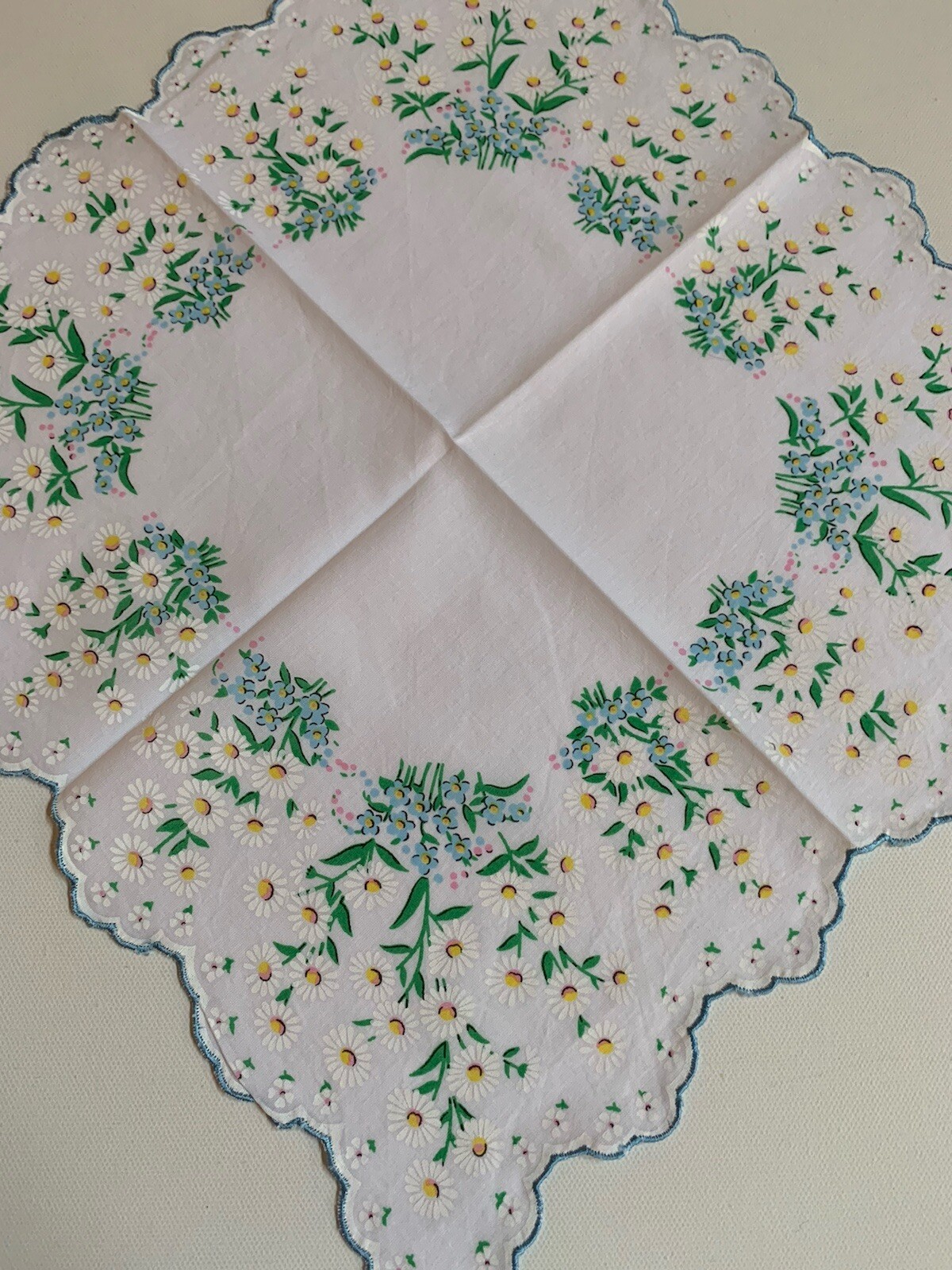 Charming New Daisies W Blue Trim Handkerchief ~ Scalloped Hem ~ LuRay Hankie!