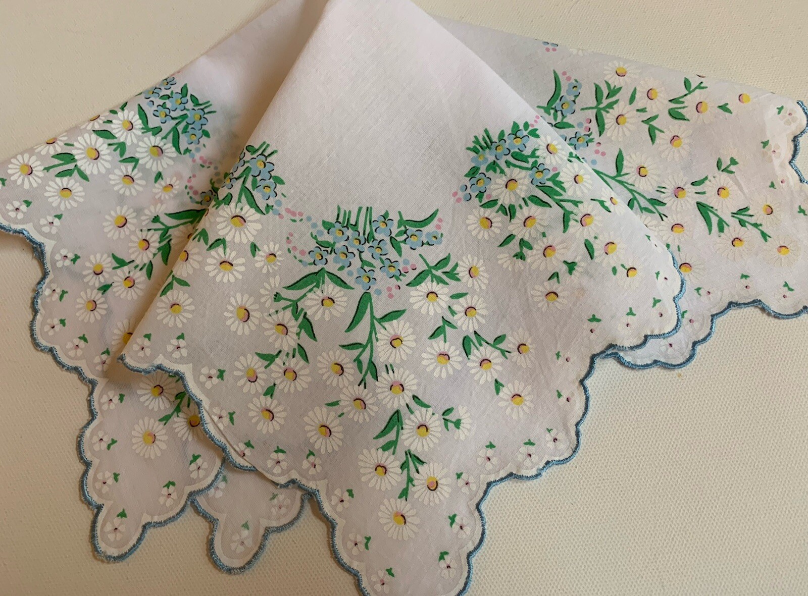 Charming New Daisies W Blue Trim Handkerchief ~ Scalloped Hem ~ LuRay Hankie!