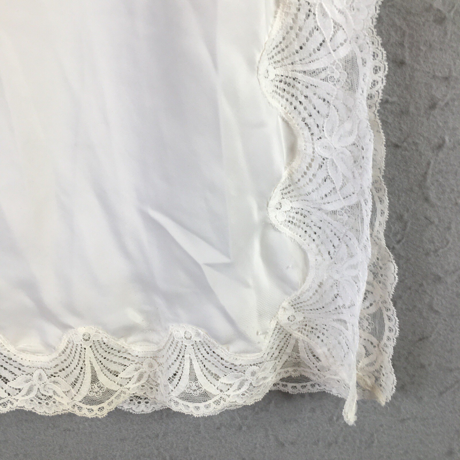 Vintage Wonder Maid Slip Skirt Womens Small White Nylon Non Cling Lace Trim USA