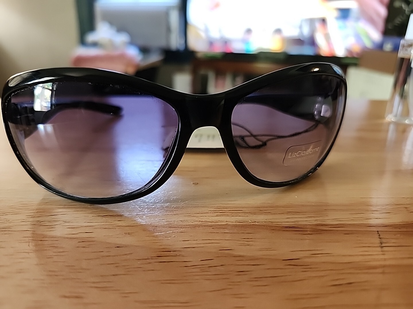 Sunglasses By Liz Claiborne 100% UV Brown Lenses & Frame Rectangular Classic