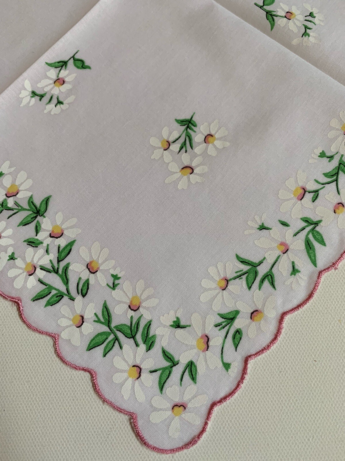 Charming New White Daisies Handkerchief ~ Scalloped Hem ~ LuRay Hankie!