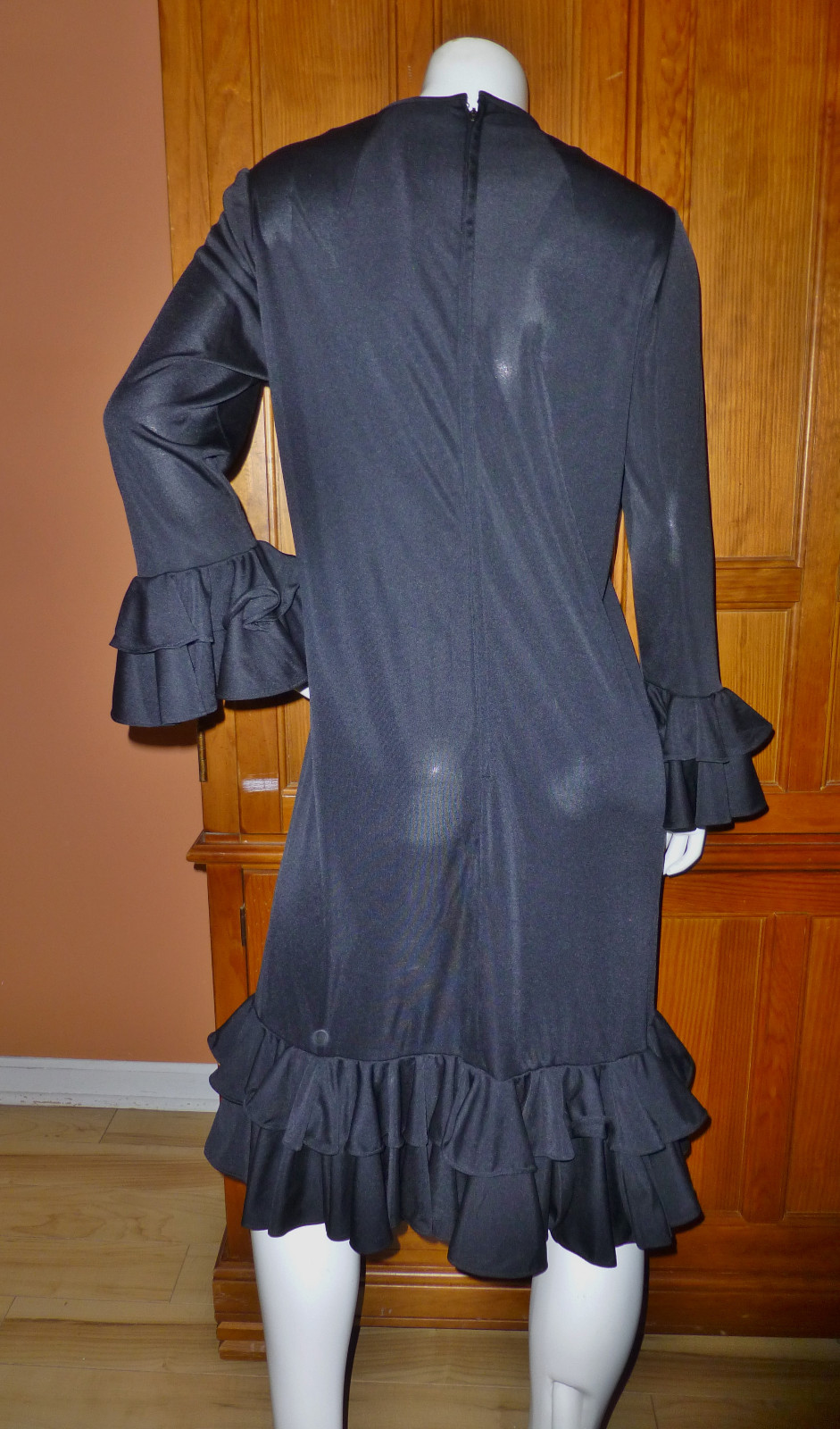 BARON PETERS Vtg 70s 80s Silky Jersey knit Ruffles Key Hole Cocktail Party DRESS