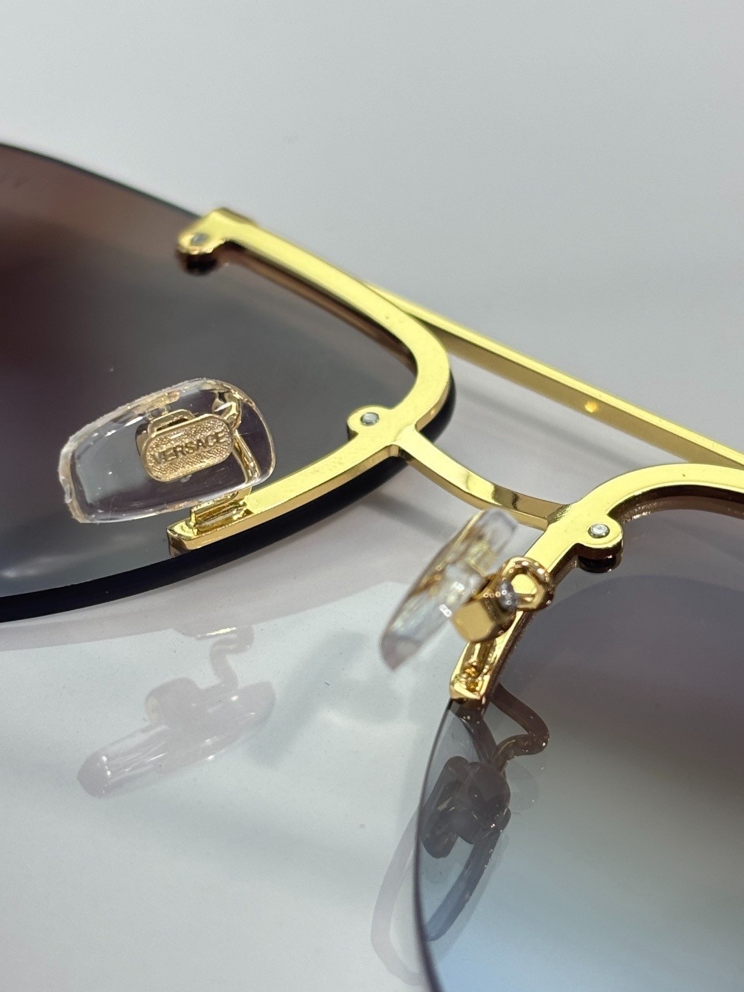 Versace VE2250 63 13-145mm Classic Retro Men’s Gold Aviator Sunglasses New
