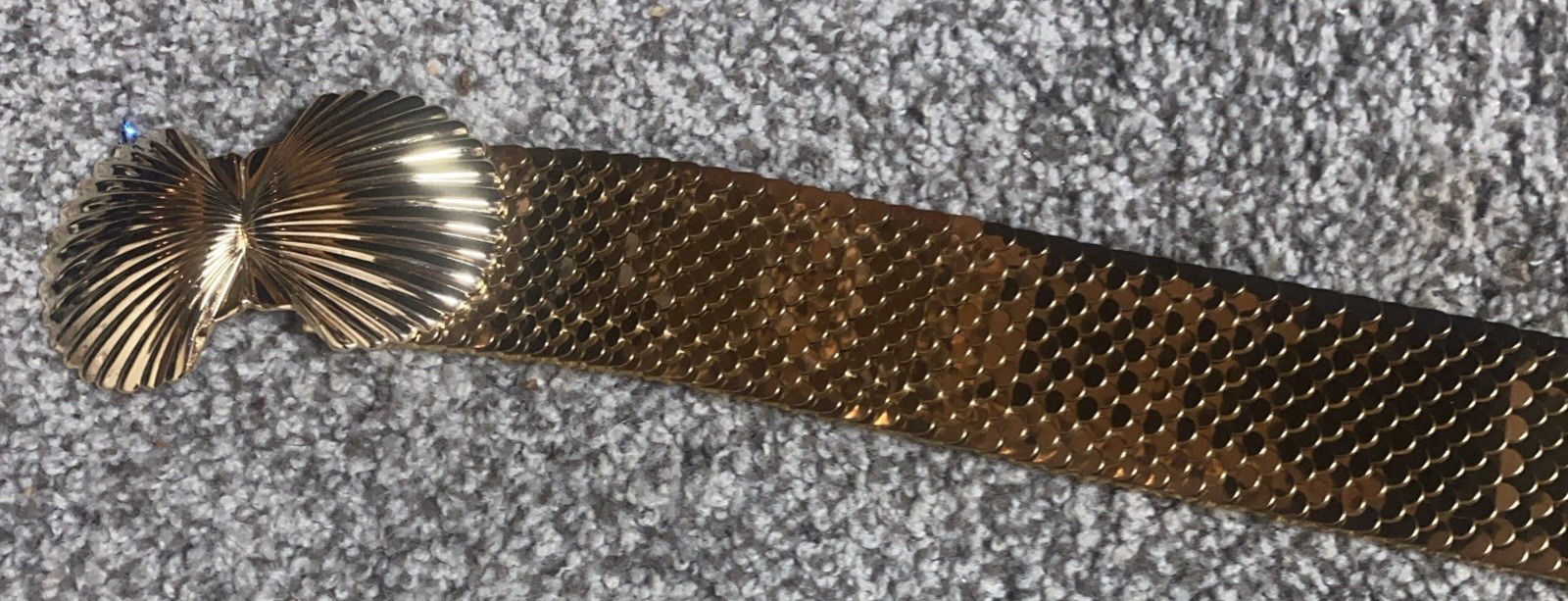 Belt 80s Gold Tone Fish Scale Stretch Seashell Buckle 22” W Elastic Tight EUC