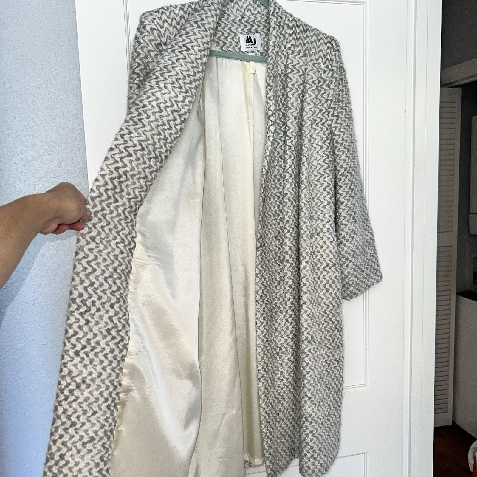 MJ SEATTLE Coat with Belt. Lined with Shoulder Pads. Lined Vintage