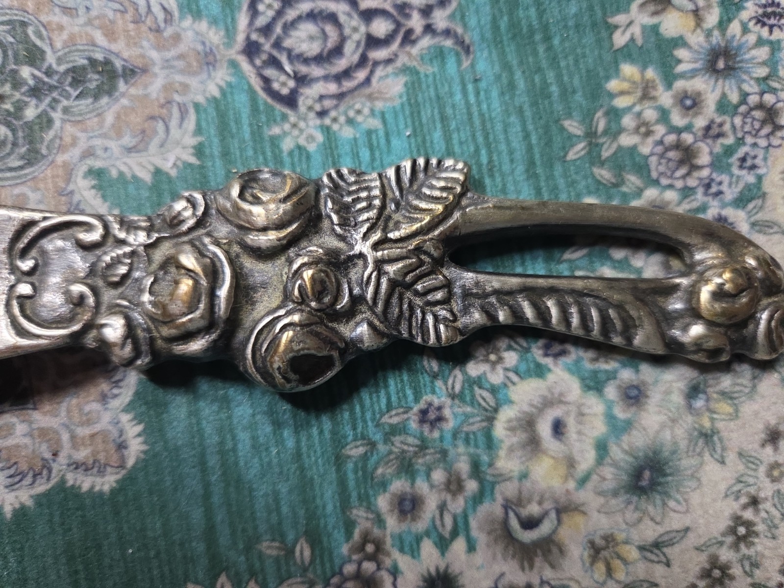 Vintage Rose Handle Decorative Shoehorn – Openwork Floral Handle – Silver Tone