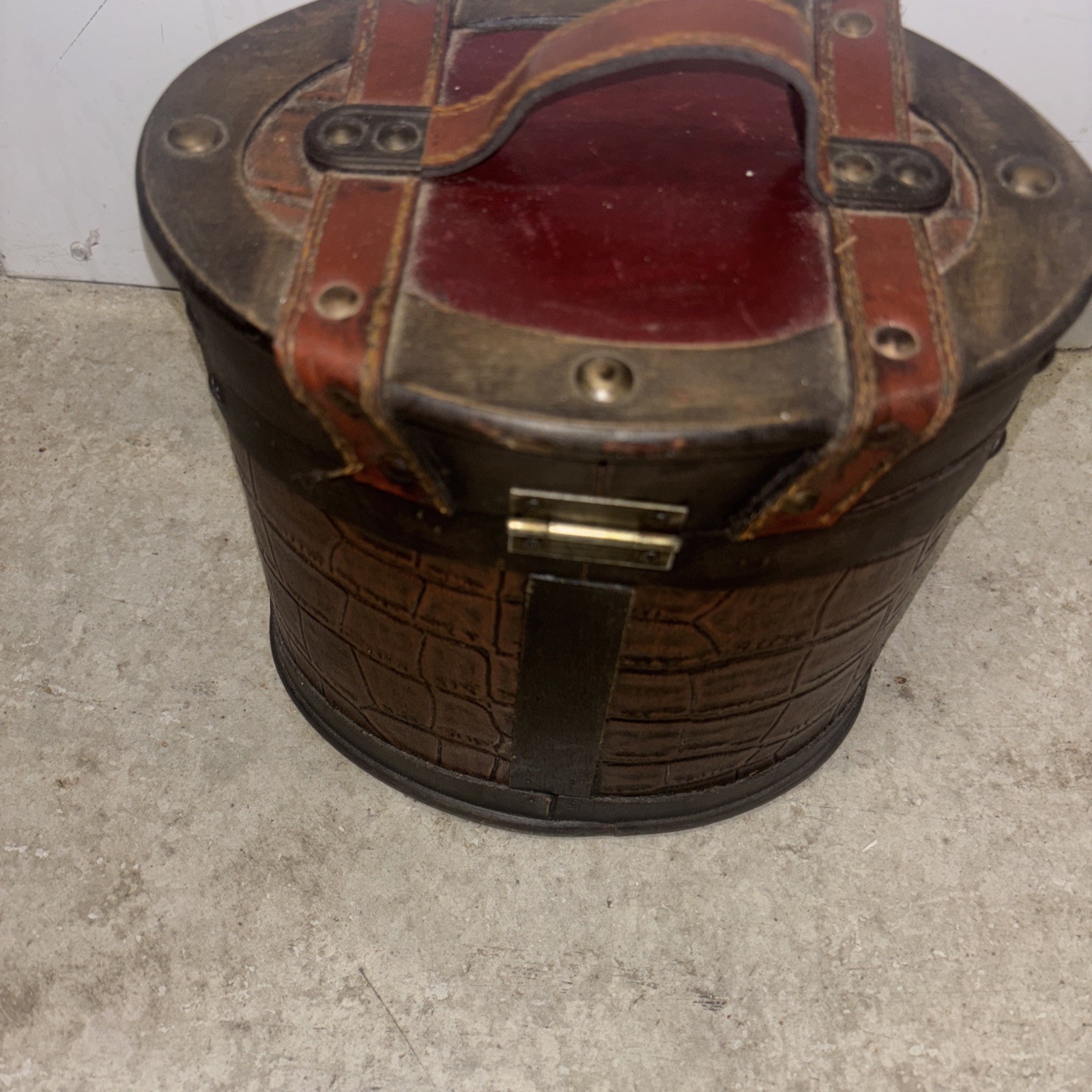 Vtg Style Oval Wood & Leather Top Handle Travel Case or Storage Box w/Lock Clasp