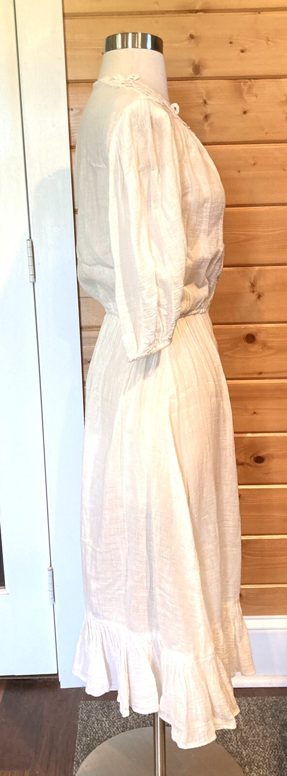 Vintage 1960s India gauze hippie dress, white full skirt crochet shoulder B 38