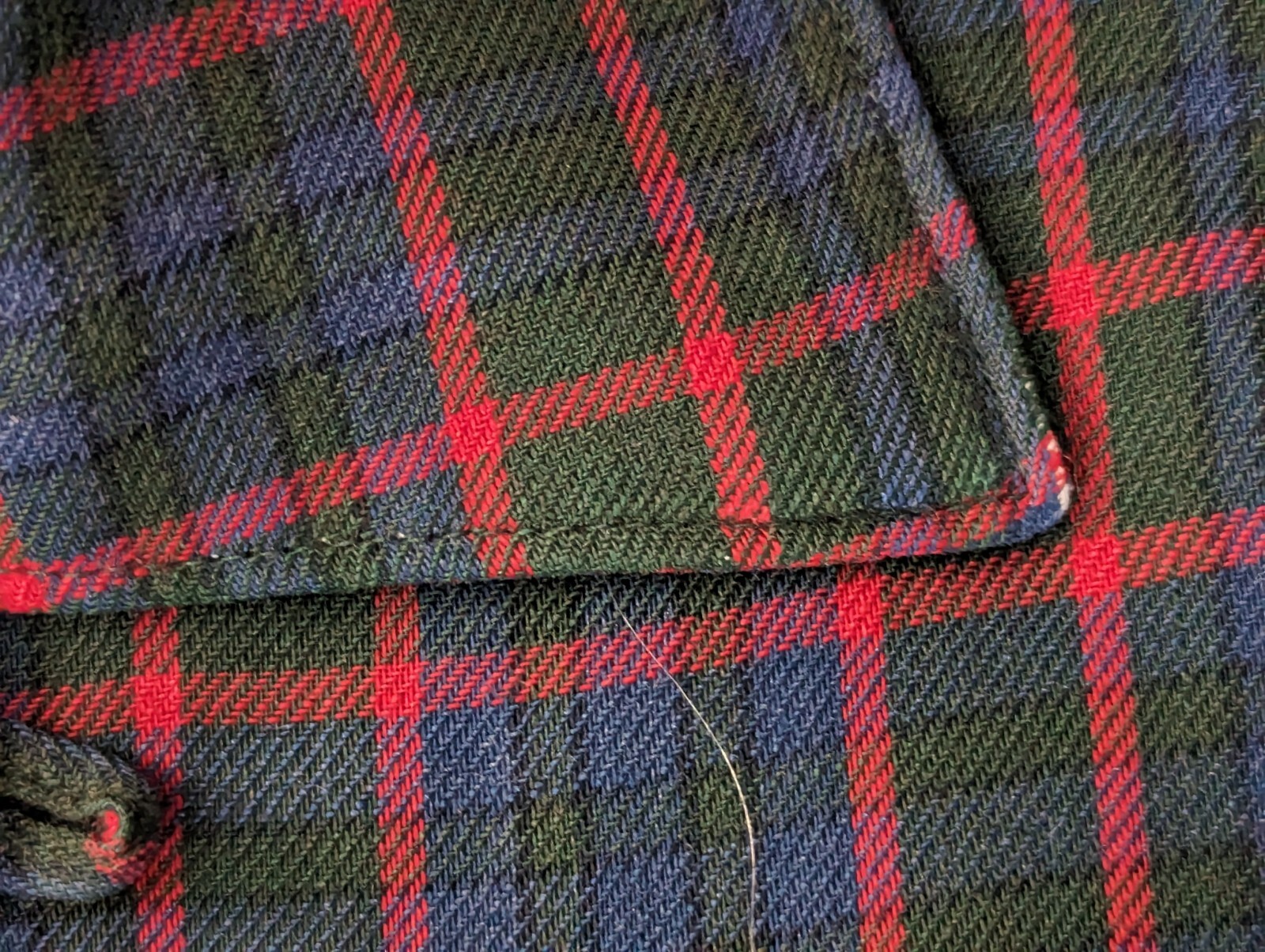 VINTAGE ARROW DECTOWOOL RED BLUE GREEN PLAID CHECK DACRON WOOL MADE IN USA LARGE
