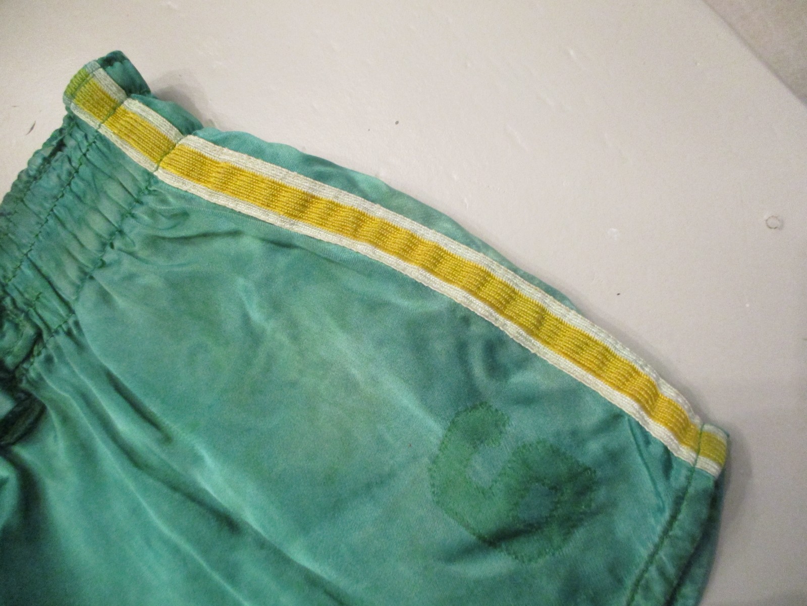 VINTAGE 1940s PADDED BASKETBALL GYM SHORTS SATIN -BUILT IN BELT-GREEN/GOLD/WHITE