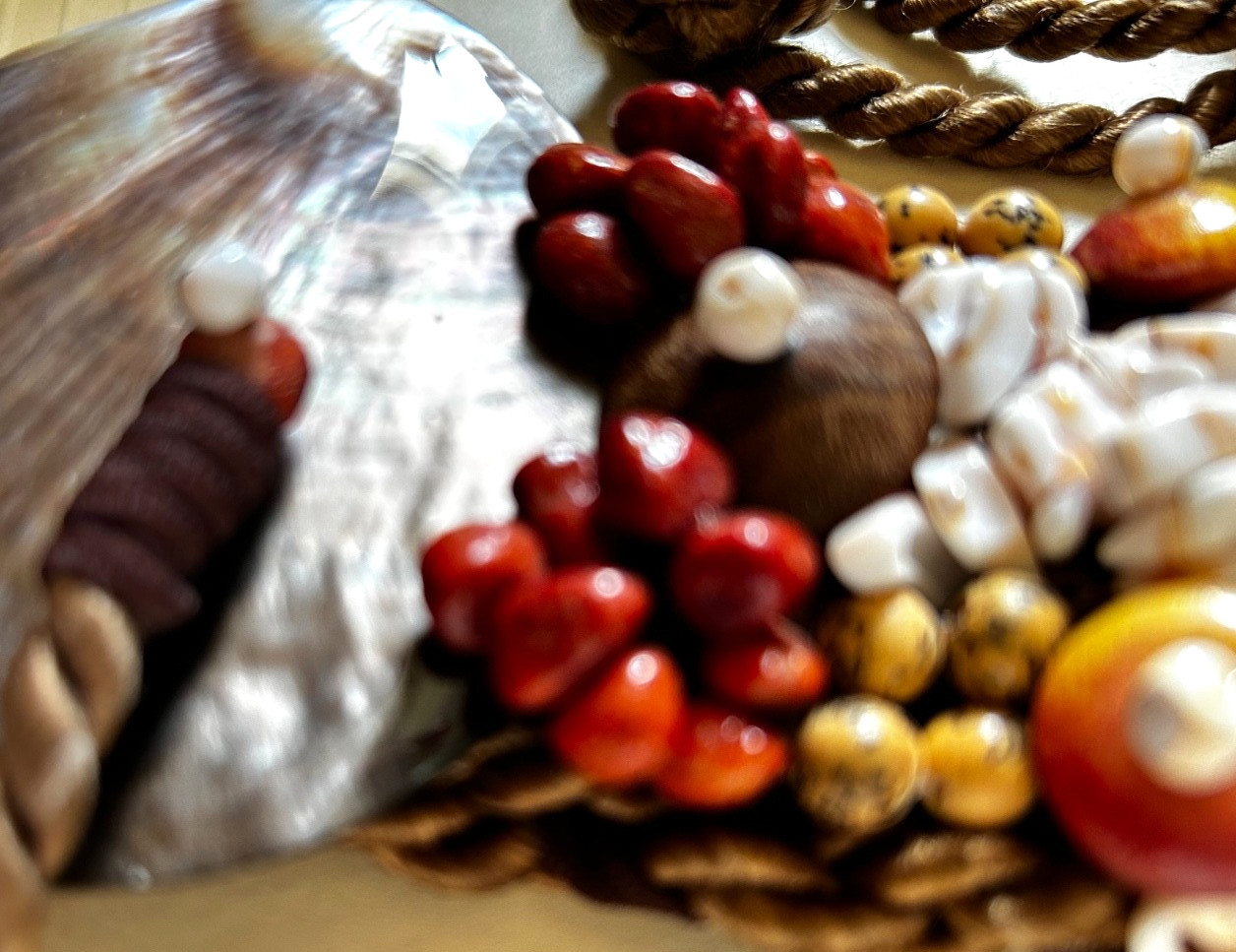 VINTAGE BELT GENUINE CORAL/SHELL/WOOD HAND CARVED BEADS HAND MADE/WOVEN new!