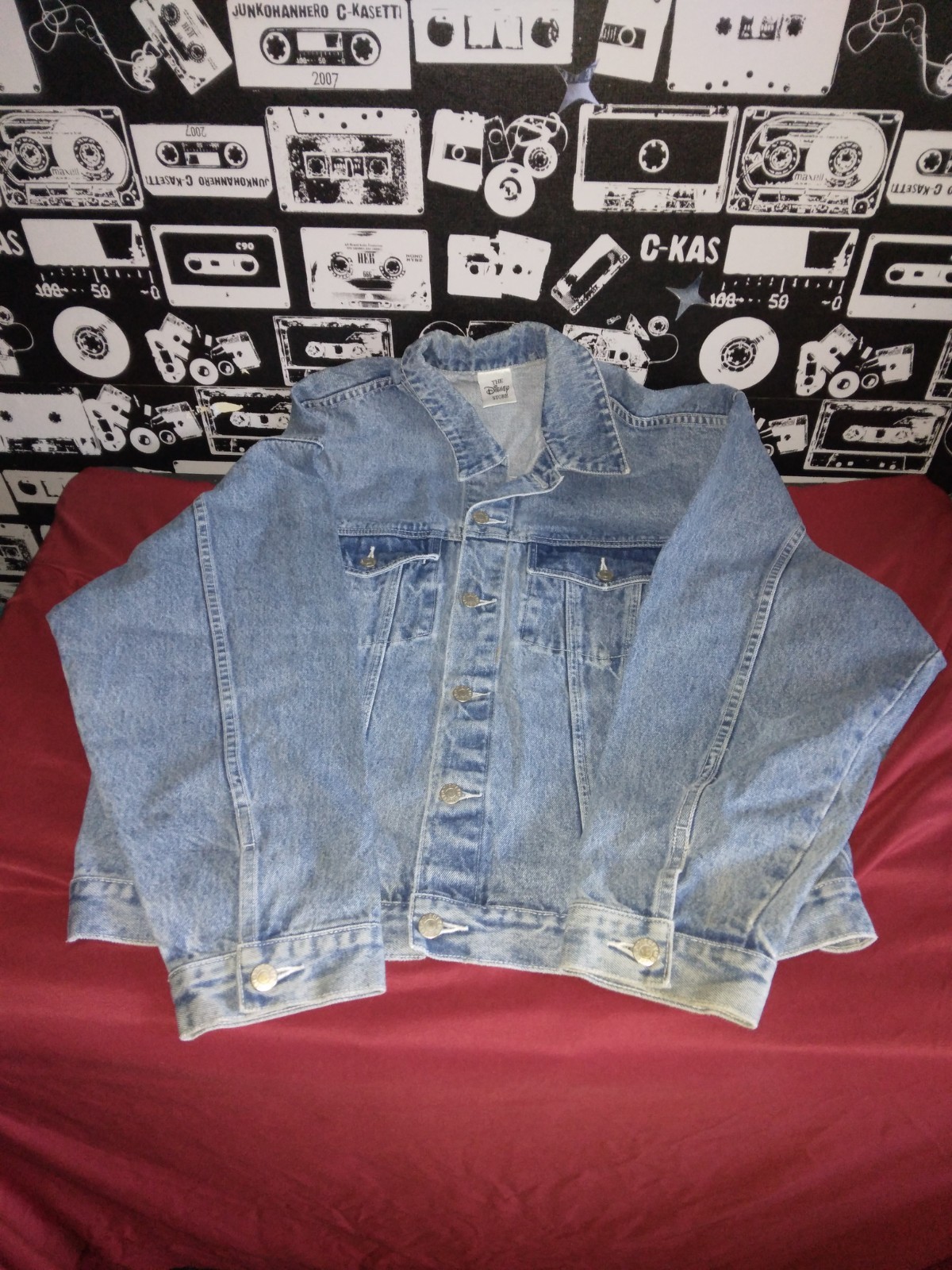Vintage Disney jean jacket circa 1990’s w/ Disney characters patch, size large.