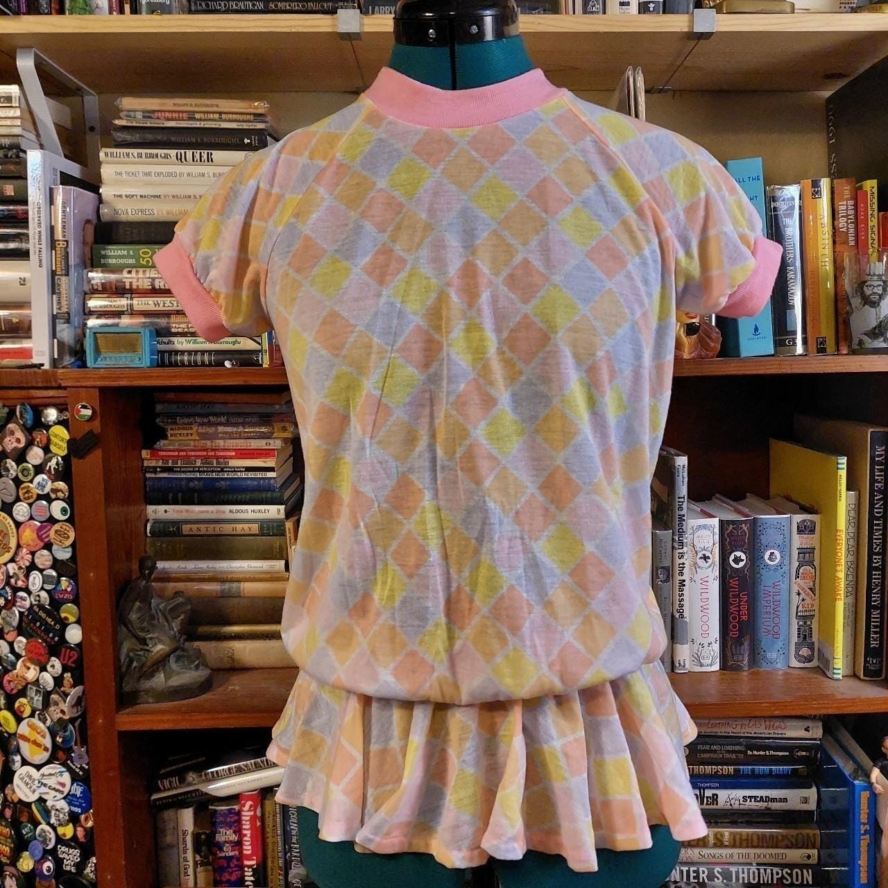 Vintagecpastel pink, purple, yellow, and orange diamond top with a ruffle hem.