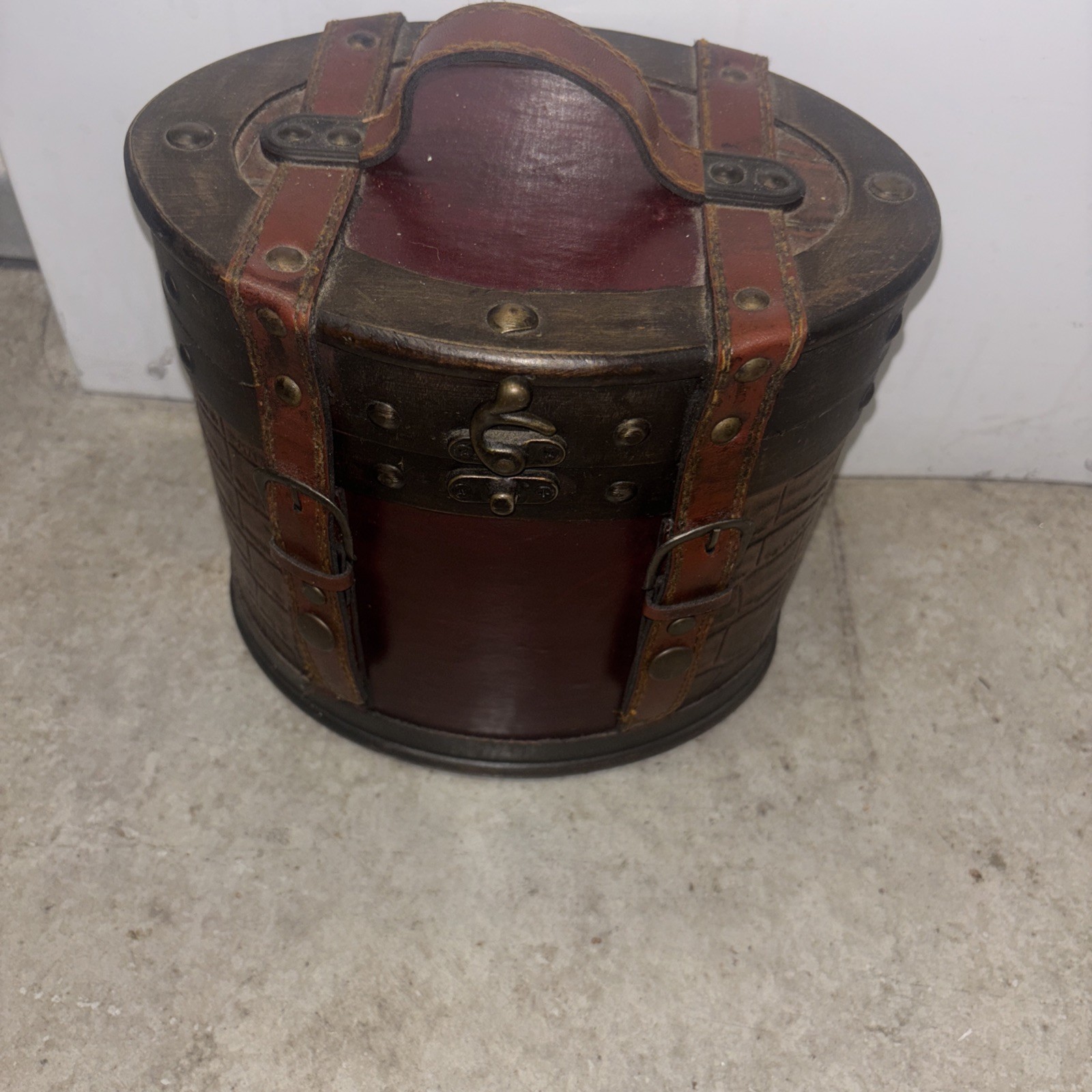 Vtg Style Oval Wood & Leather Top Handle Travel Case or Storage Box w/Lock Clasp
