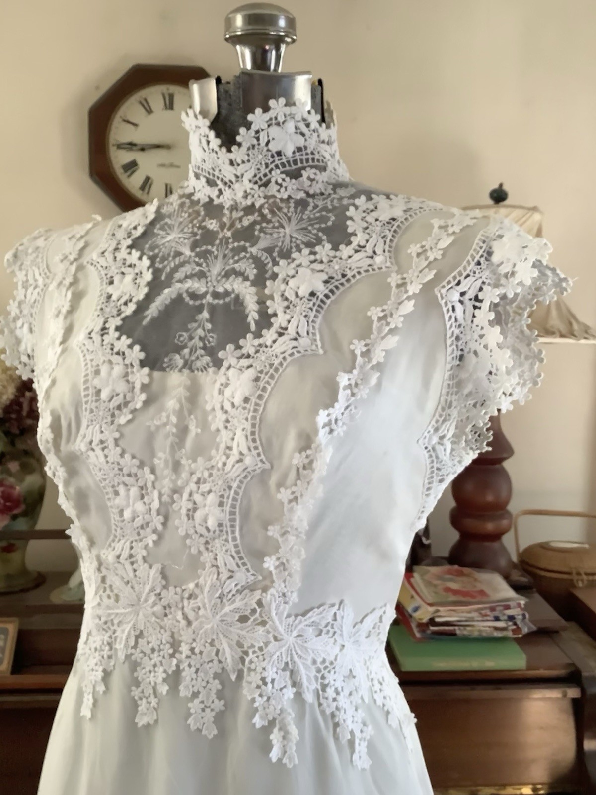 Vintage 1980’s BRIDAL COUTURE Floral Lace Appliqué Wedding Gown 34-24-52