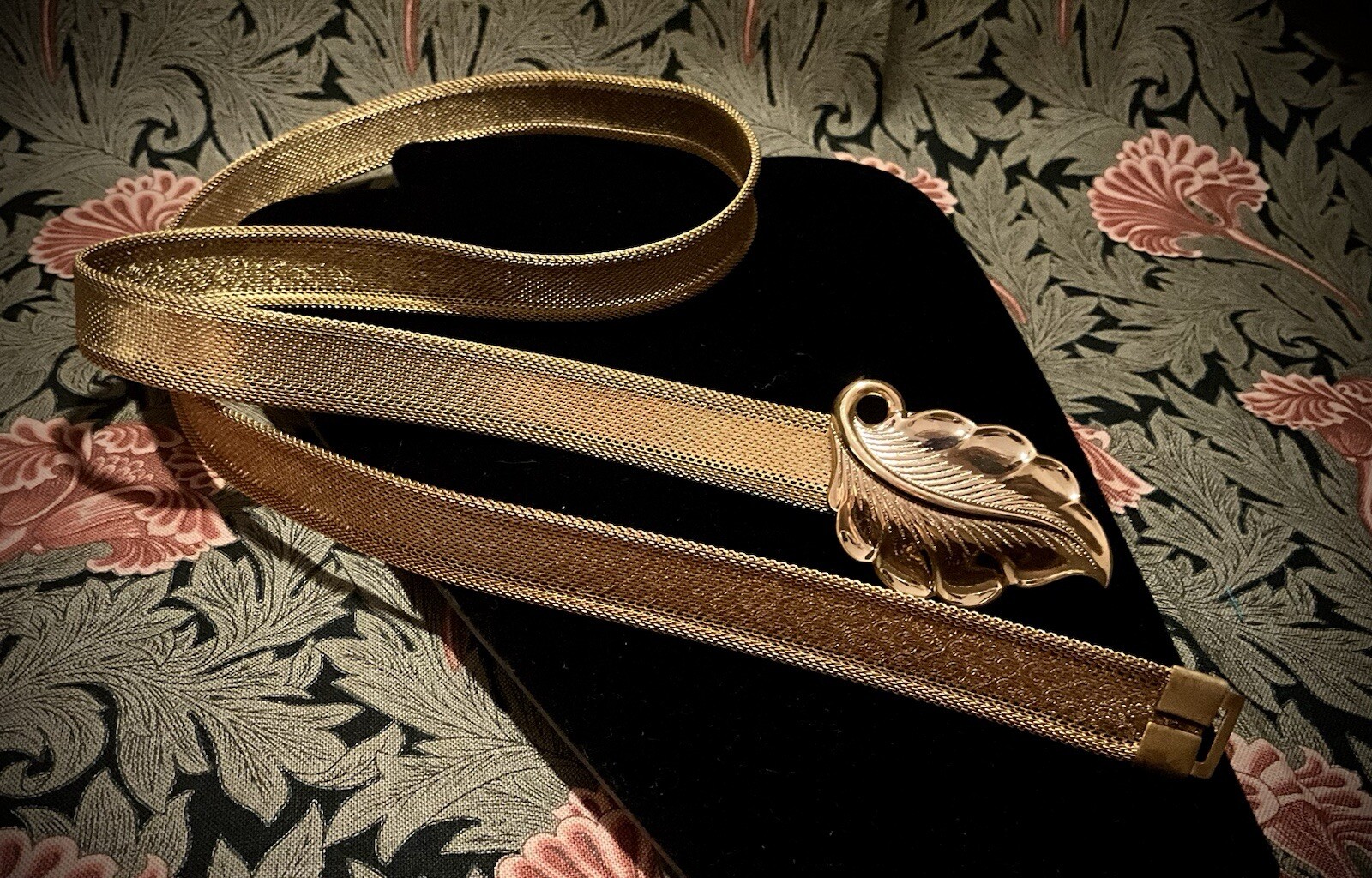 Vintage Belt Garay Serpentine MCM Fig Leaf Gold Tone Hook Clasp 28 In X .5 In