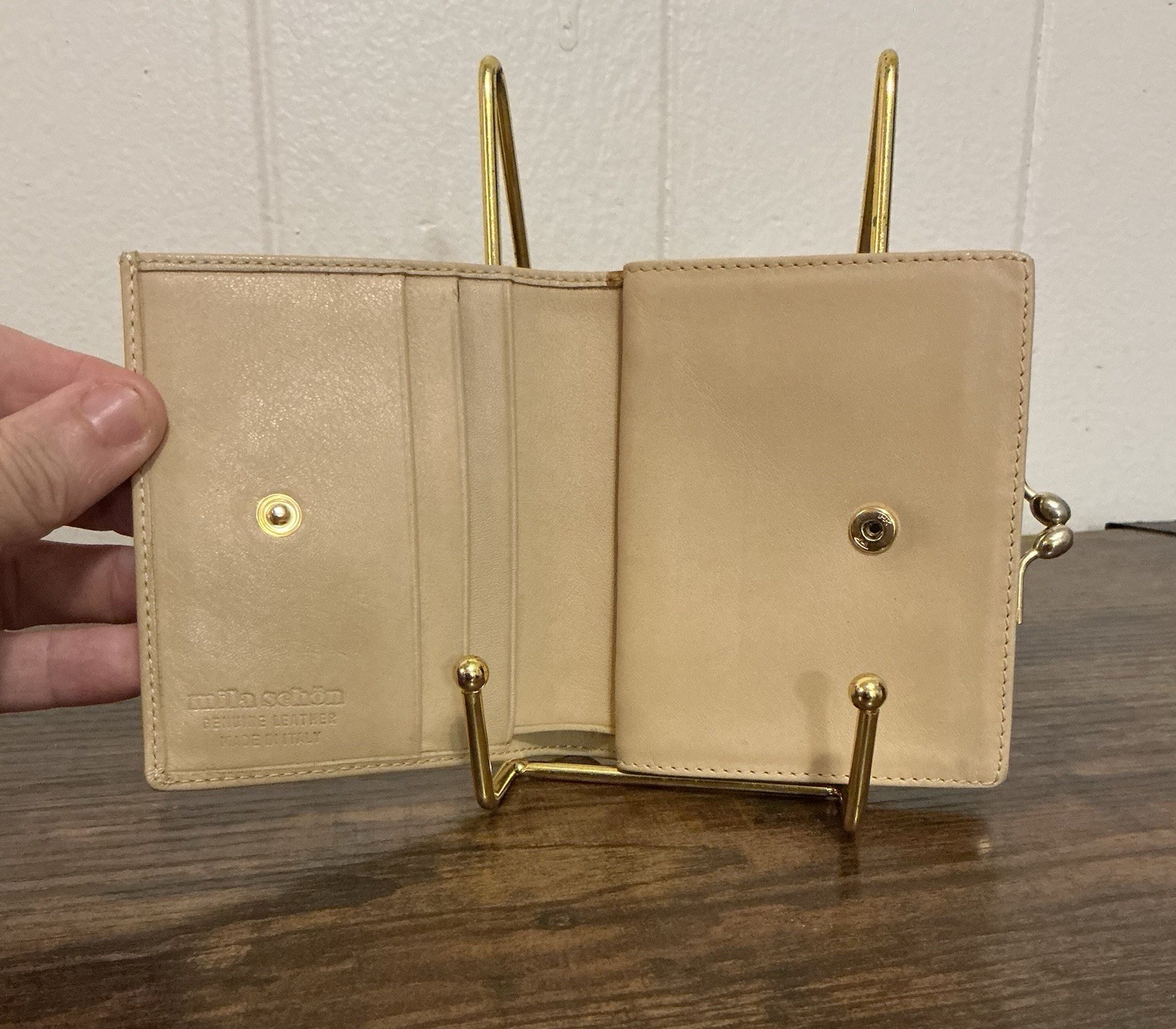 A Rae vintage Mila Schön beige leather bifold gold-tone kiss lock wallet
