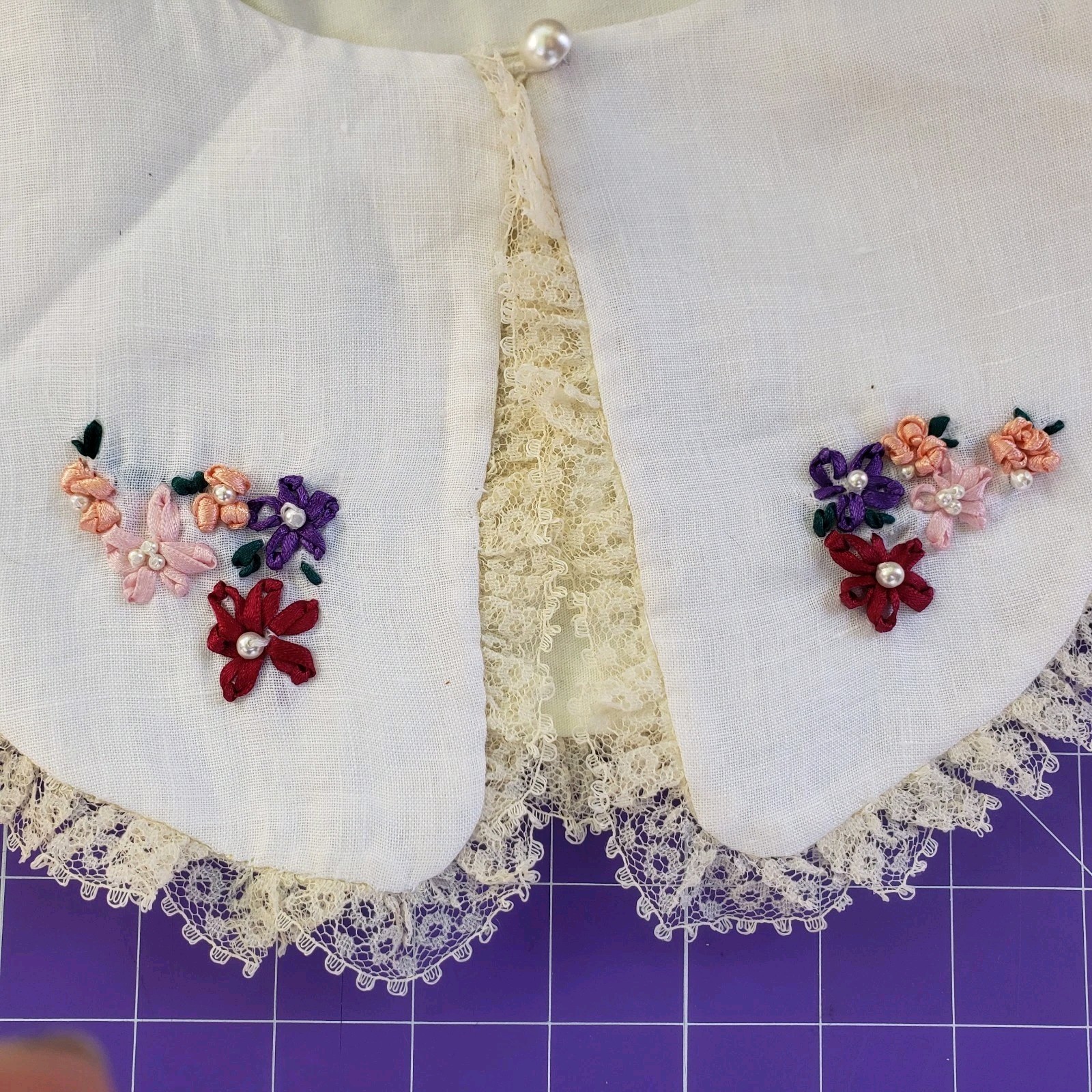 Vtg Satin Ribbon Flowered Poplin Collar/Bib/Peter Pan With Lace And Pearl Button