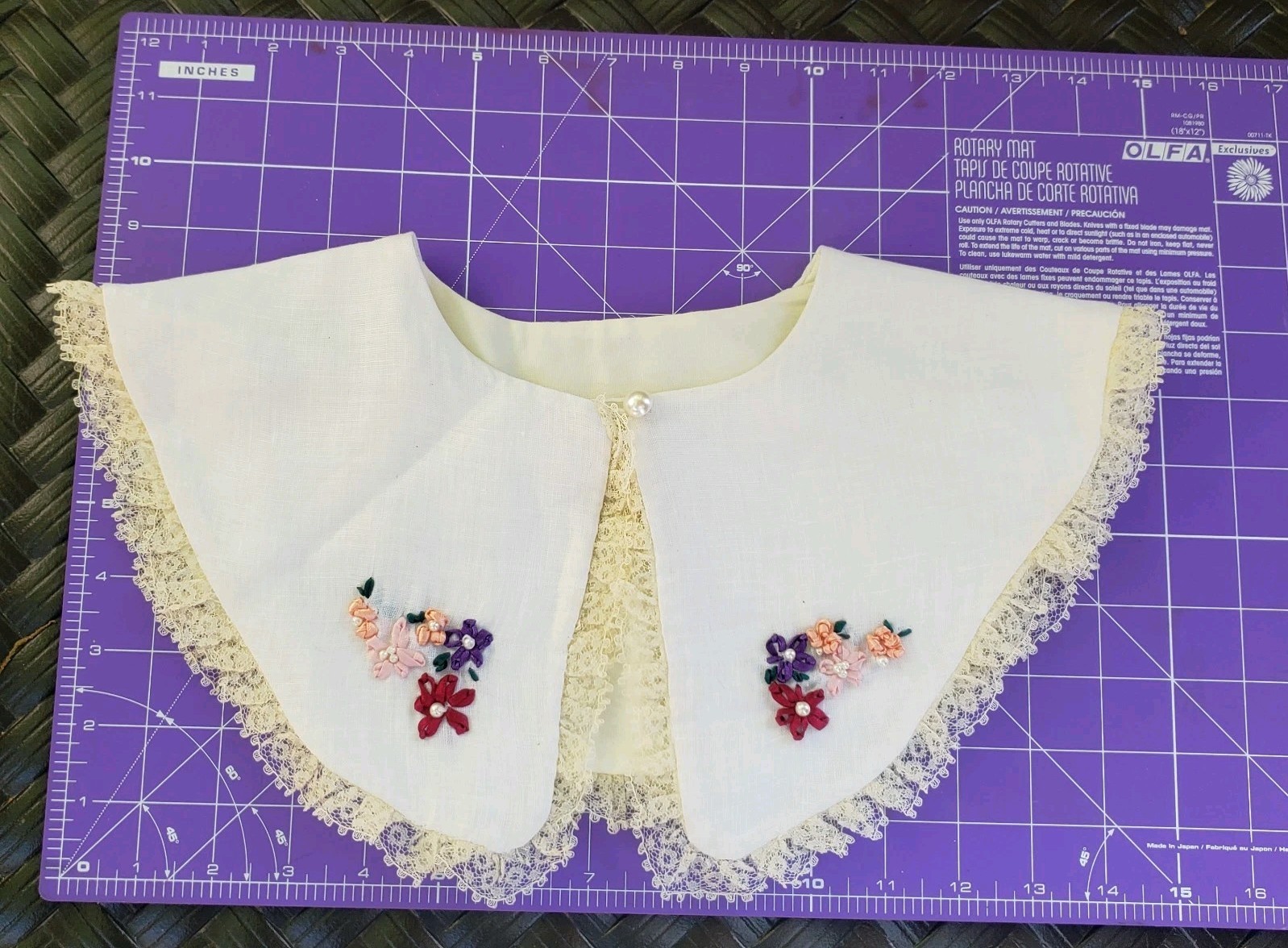 Vtg Satin Ribbon Flowered Poplin Collar/Bib/Peter Pan With Lace And Pearl Button