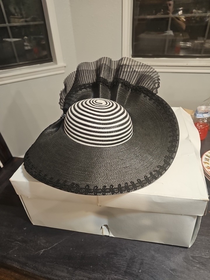Vintage Church / Derby Hat. Stunning Shape And Laced Border.
