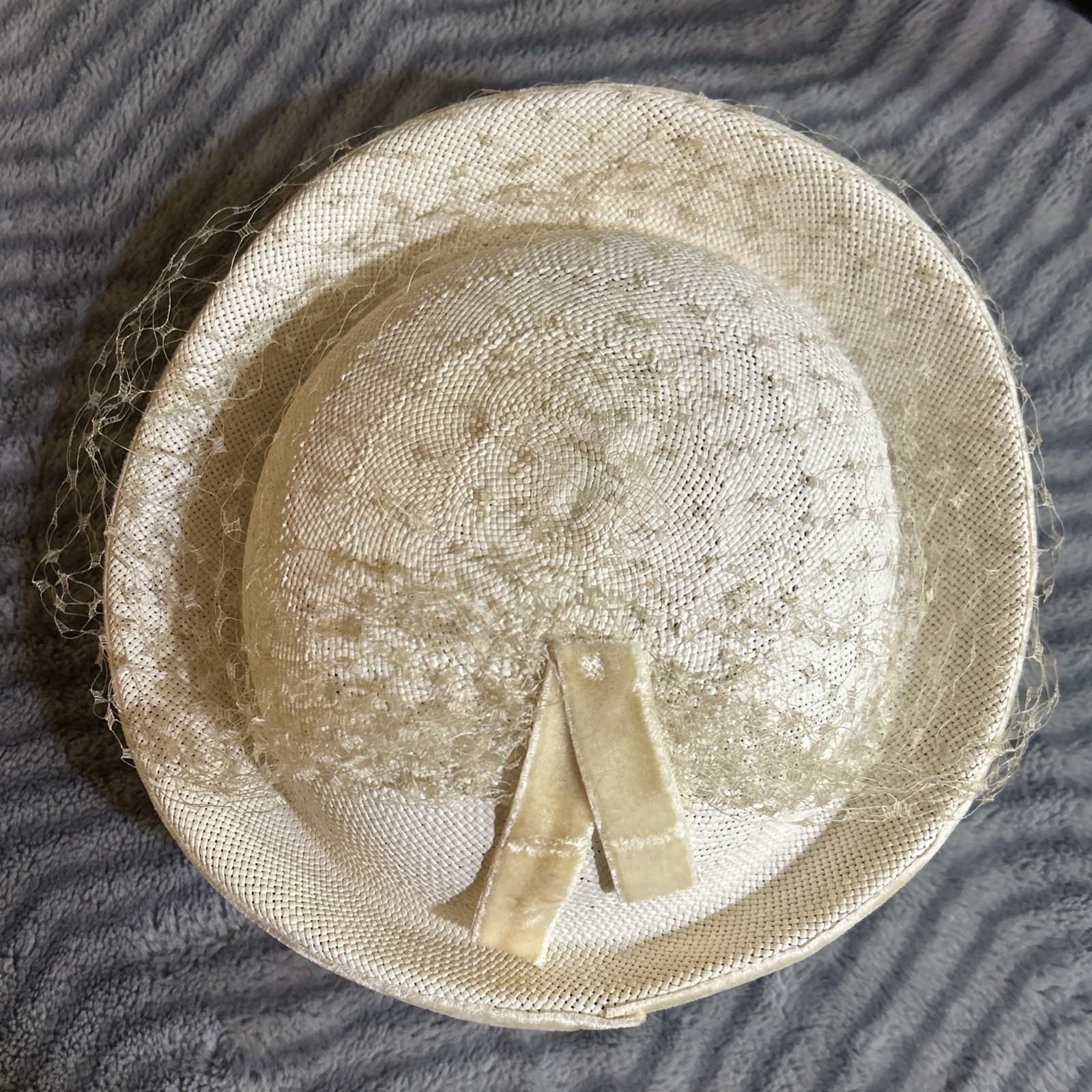 Vintage Off White Ladies Pillbox Hat W/Lace Netting