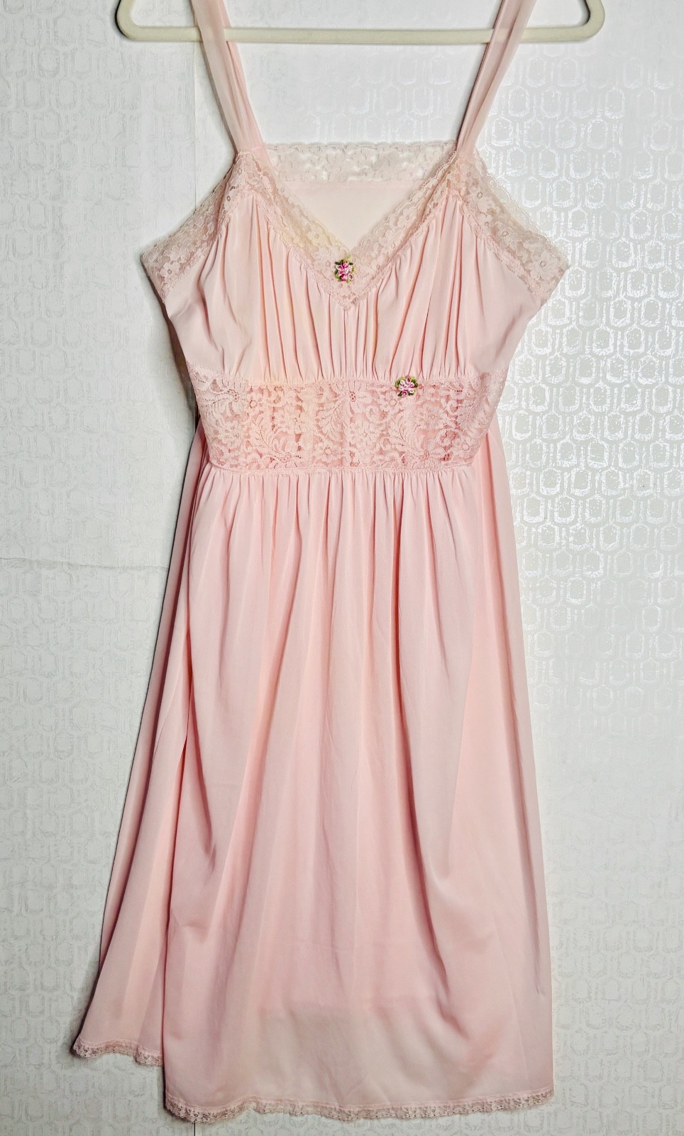 LOVELY!! VTG 60’S PINK BOMBSHELL STRETCH LACE PLEATED MIDI SLIP NIGHTGOWN*M