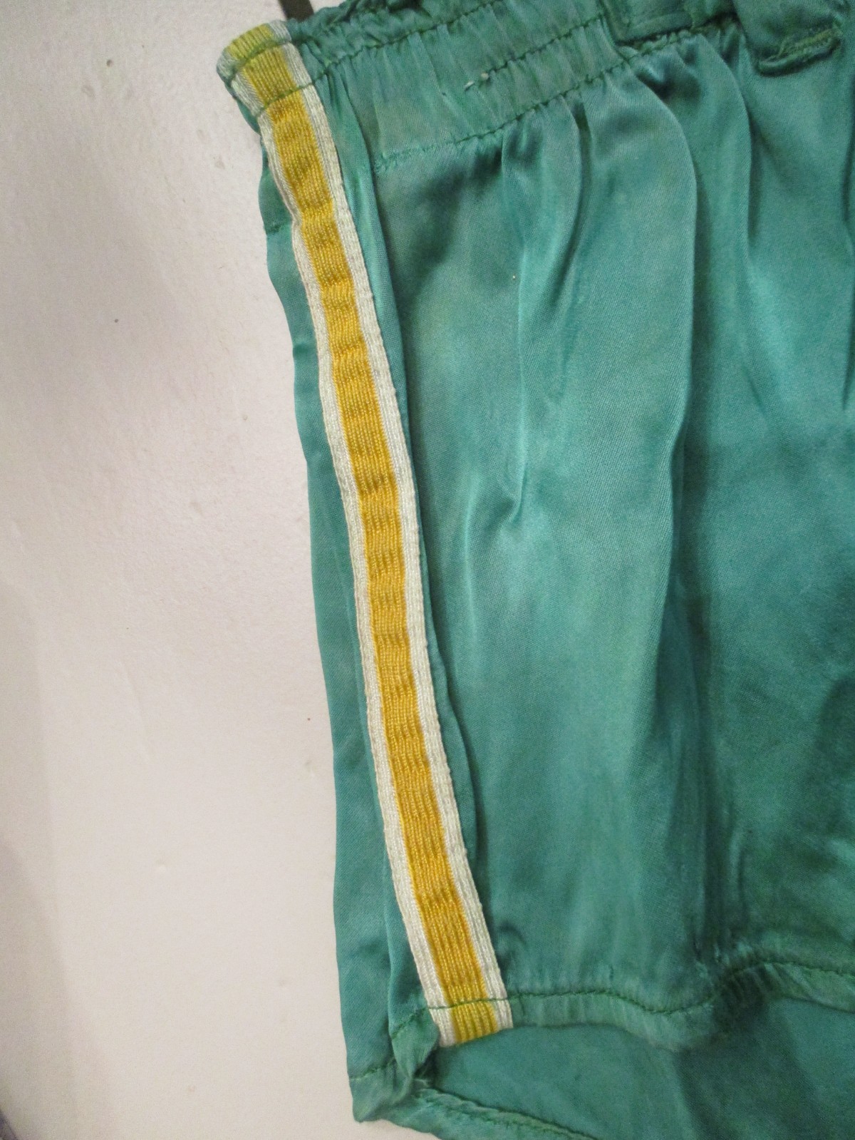 VINTAGE 1940s PADDED BASKETBALL GYM SHORTS SATIN -BUILT IN BELT-GREEN/GOLD/WHITE