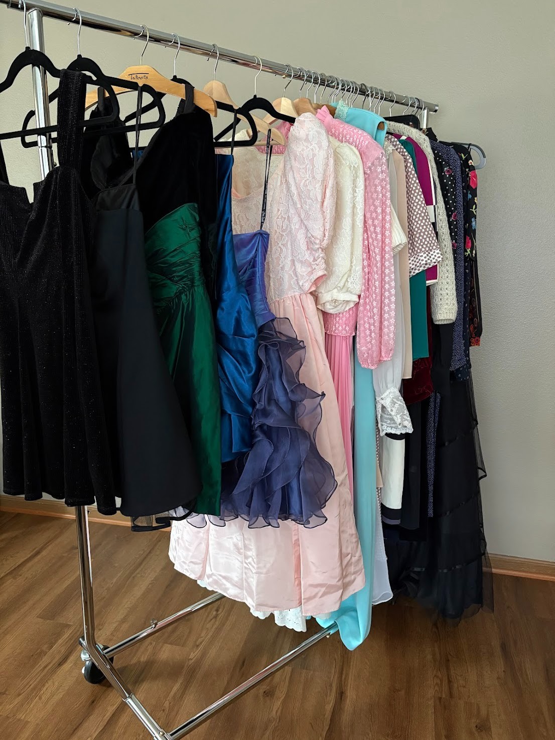 Vintage70’s- 90s Y2k Resellers Lot Of 28 Dresses/skirt /sweater Mixed Lot