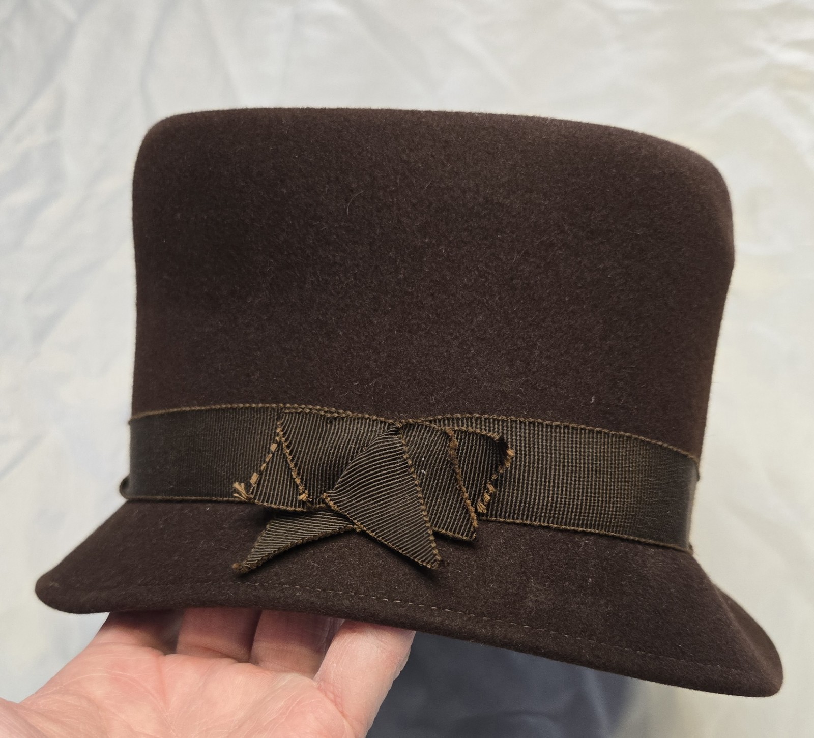 Vtg Stetson Fifth Avenue Womens Cloche Hat 22.5 Brown Wool Felt Ribbon Luxury