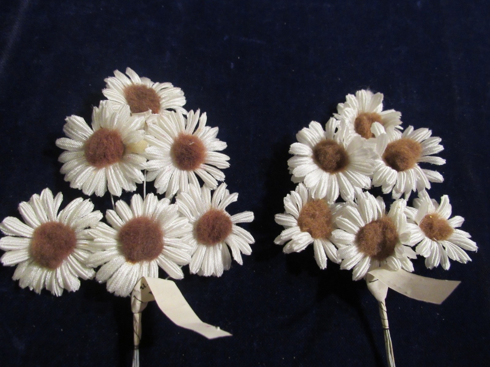 Vtg Millinery Flower 1 1/2″ White Daisy w/ Buff Tan pom center 2 Bunch Lot KR18b