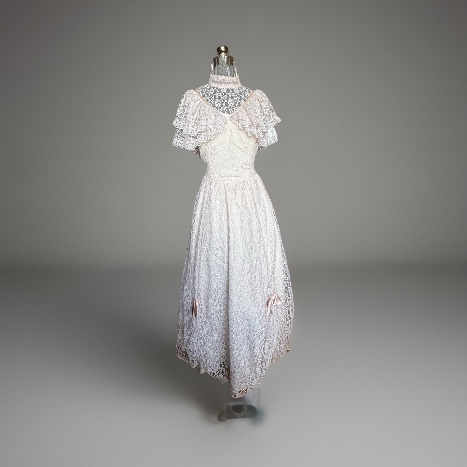 Vintage White Lace Full-Length Wedding Dress with Lace Capelet