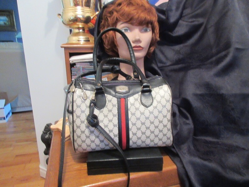 #22R bag purse Classic VR red black white size 11″ in length 7″ deep x 13.5″ in