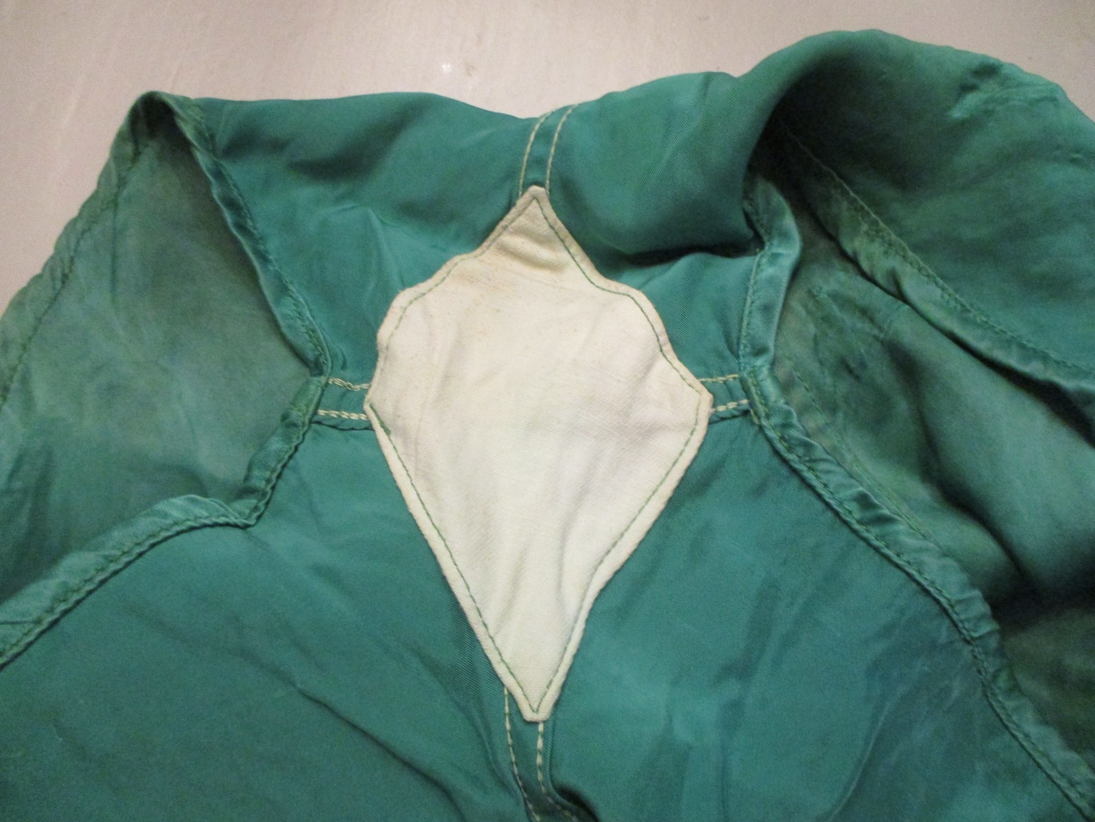 VINTAGE 1940s PADDED BASKETBALL GYM SHORTS SATIN -BUILT IN BELT-GREEN/GOLD/WHITE