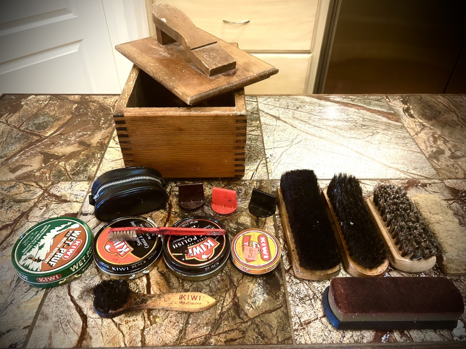Vintage GRIFFIN SHINEMASTER Wooden Shoeshine Box~Brushes/Polishes~Oak~1950-1960