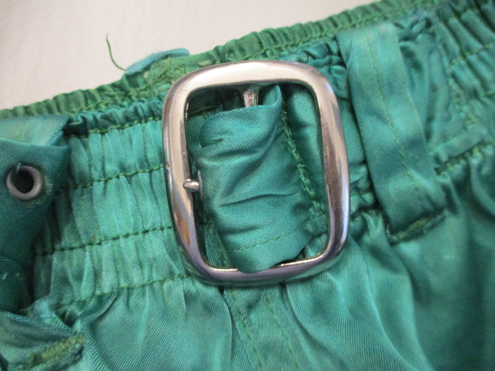 VINTAGE 1940s PADDED BASKETBALL GYM SHORTS SATIN -BUILT IN BELT-GREEN/GOLD/WHITE