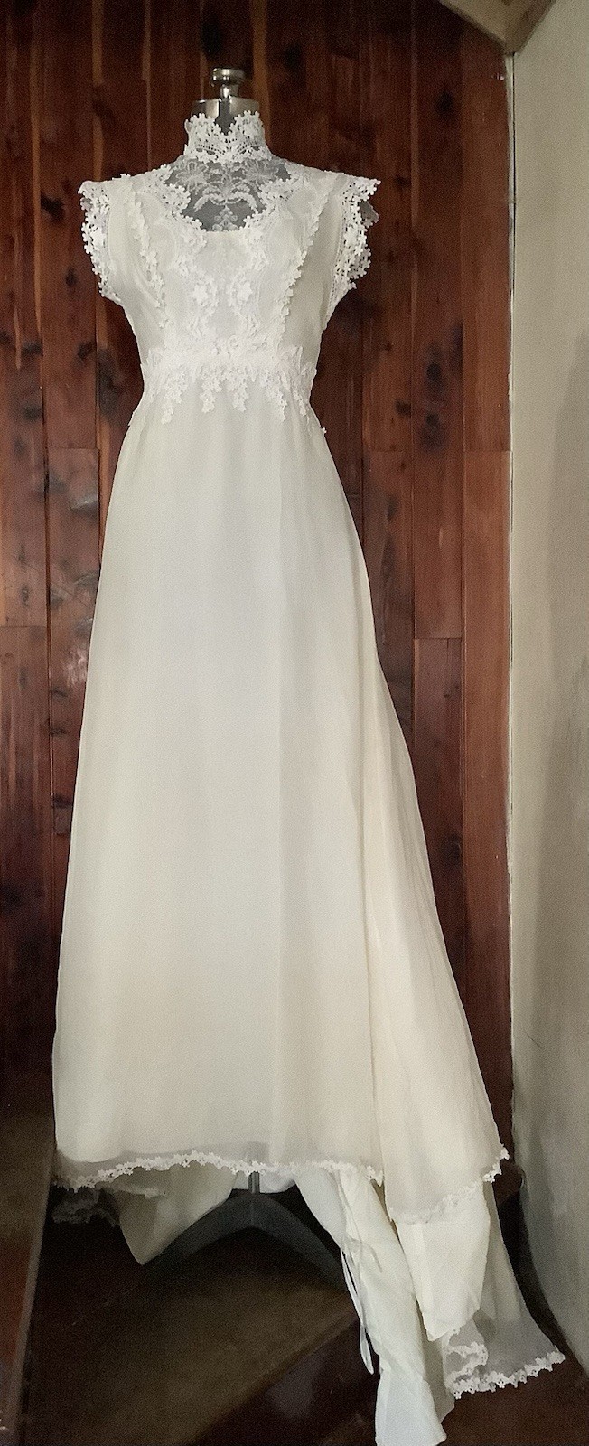 Vintage 1980’s BRIDAL COUTURE Floral Lace Appliqué Wedding Gown 34-24-52