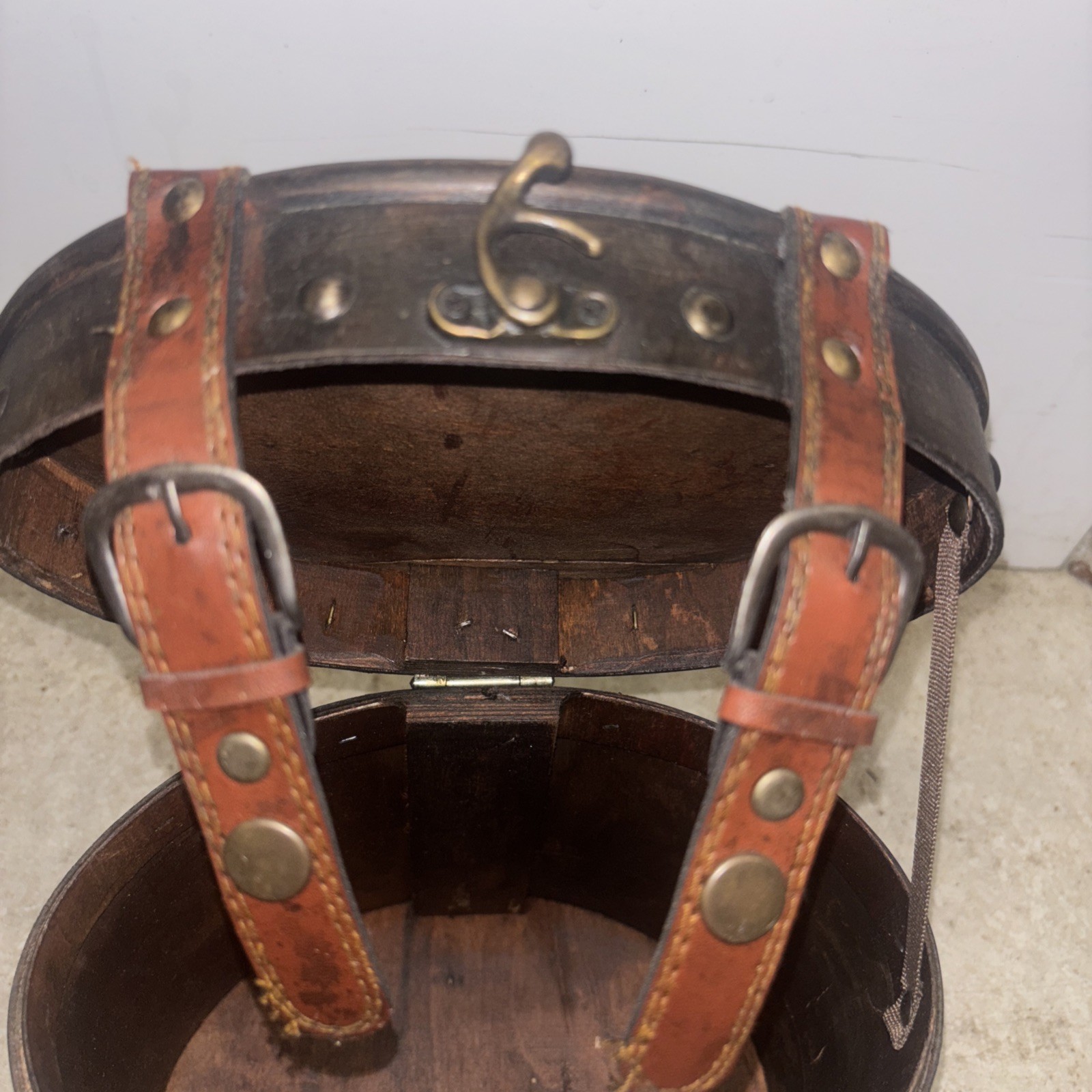 Vtg Style Oval Wood & Leather Top Handle Travel Case or Storage Box w/Lock Clasp