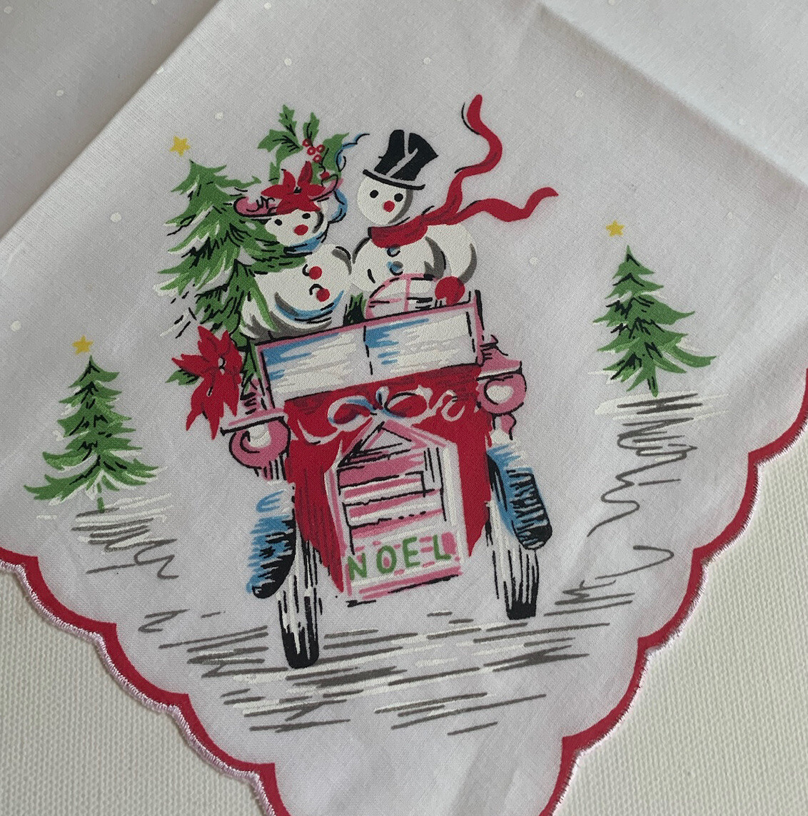 Darling New CHRISTMAS LuRay Handkerchief Hankie! Snow Couple ~ Scalloped Hem!