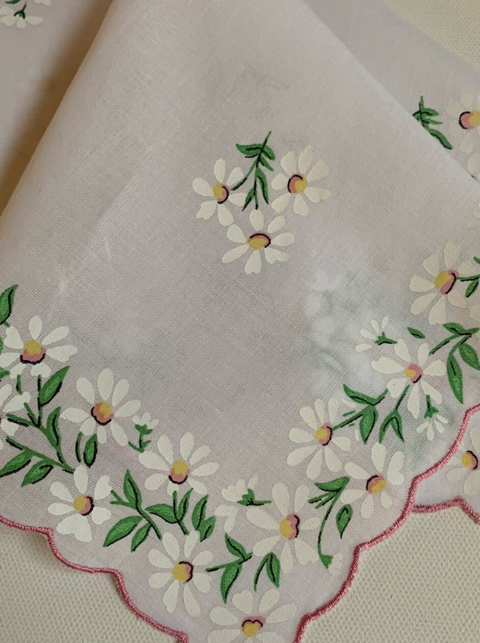 Charming New White Daisies Handkerchief ~ Scalloped Hem ~ LuRay Hankie!