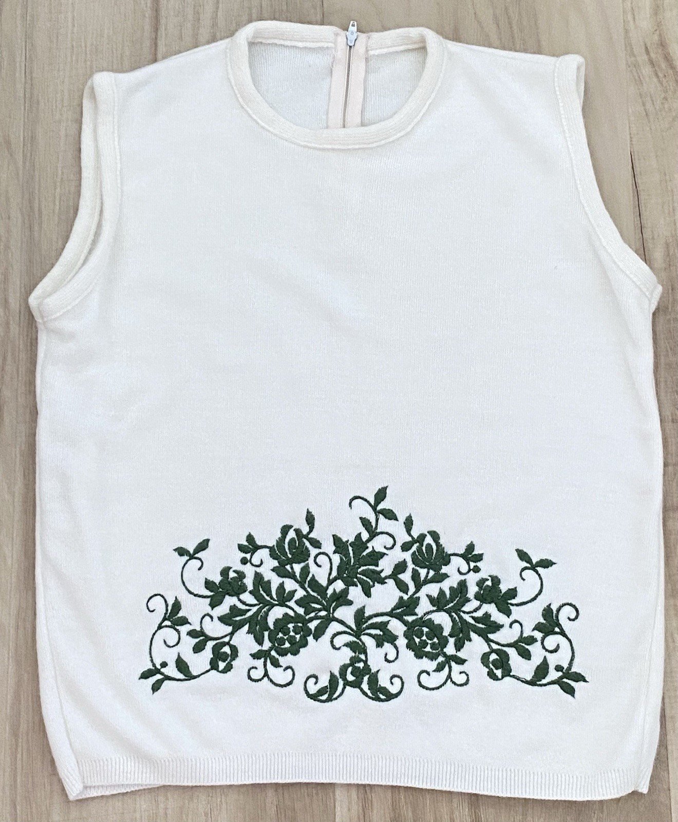 Vintage 70s Womens Size M Pullover Sleeveless Knit Top Green Embroidered