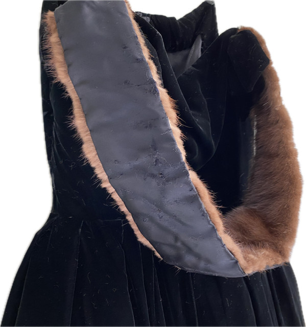 VINTAGE 1940-50’s BLACK SILK VELVET DRESS W ERMINE SHOULDER BAND