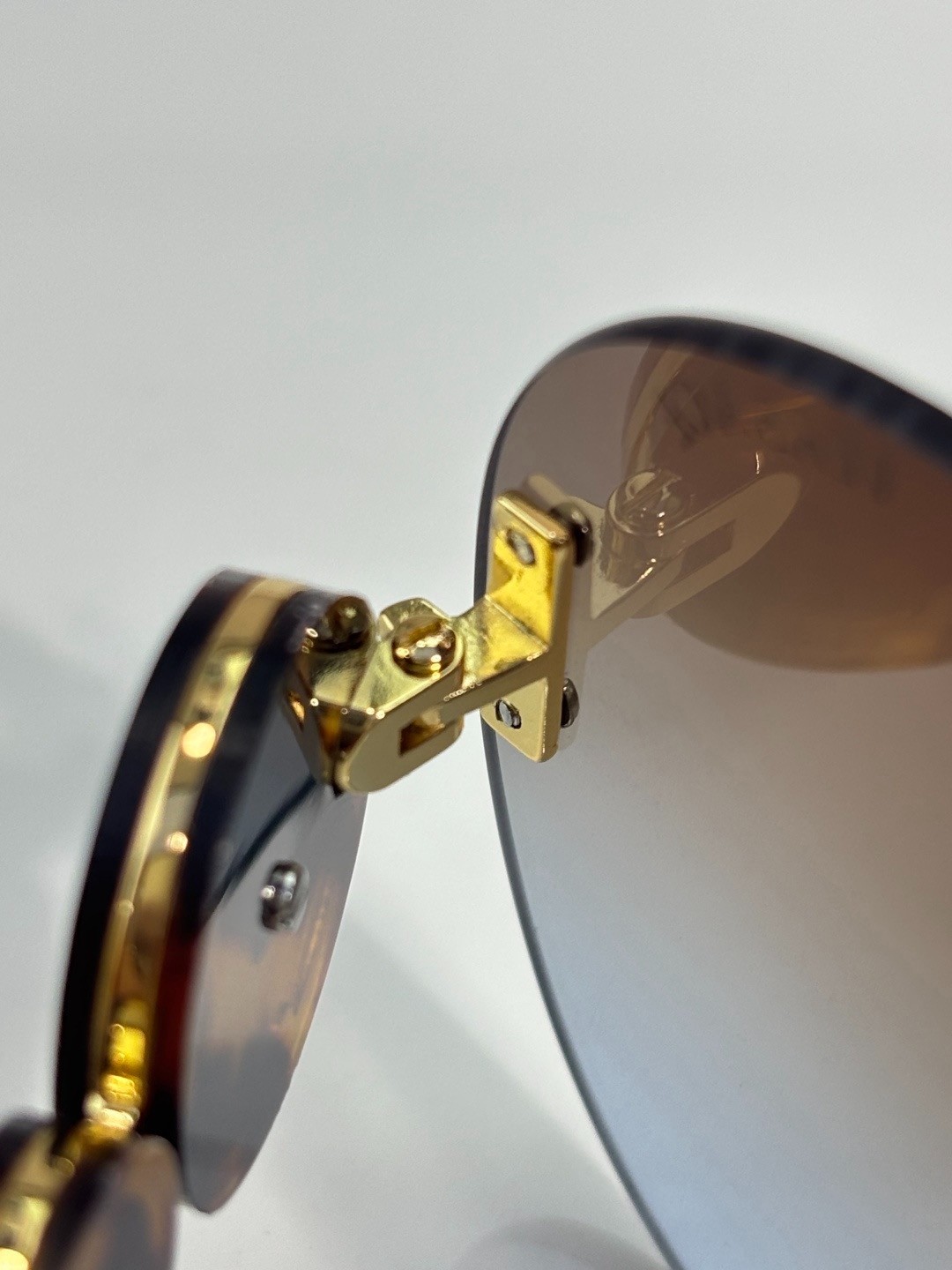 Versace VE2250 63 13-145mm Classic Retro Men’s Gold Aviator Sunglasses New