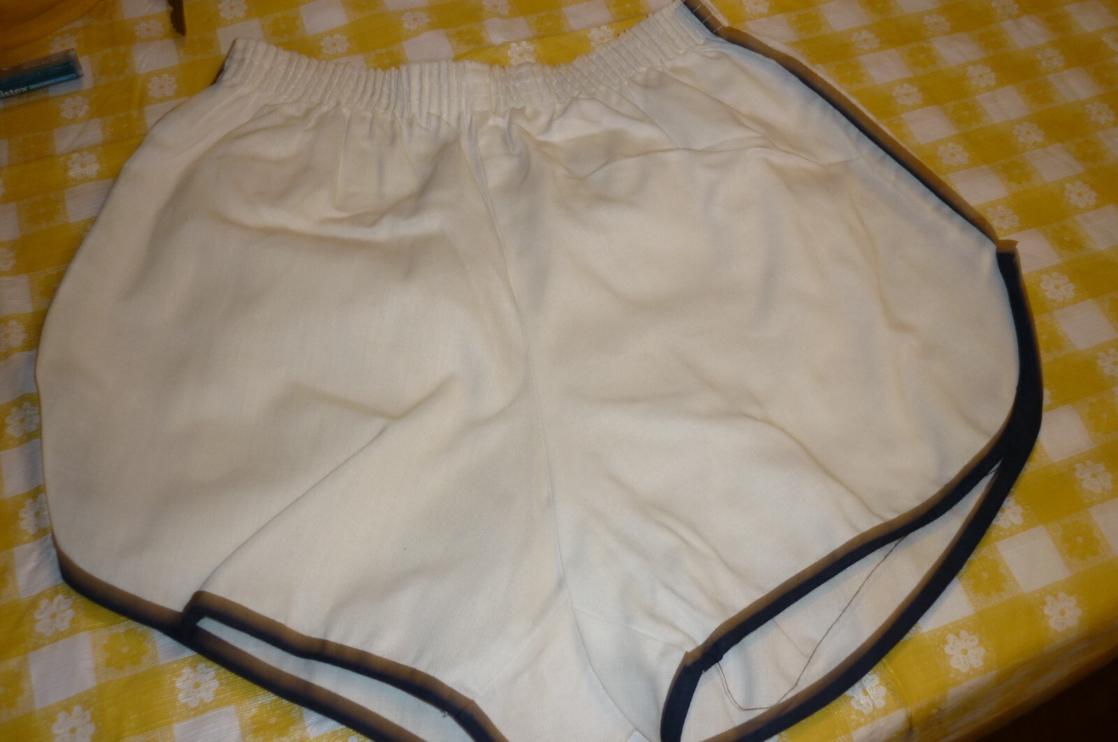 VTG.70’s SHORTS LARGE . GYM RUNNING WHITE W/ BLUE STRIPE USA