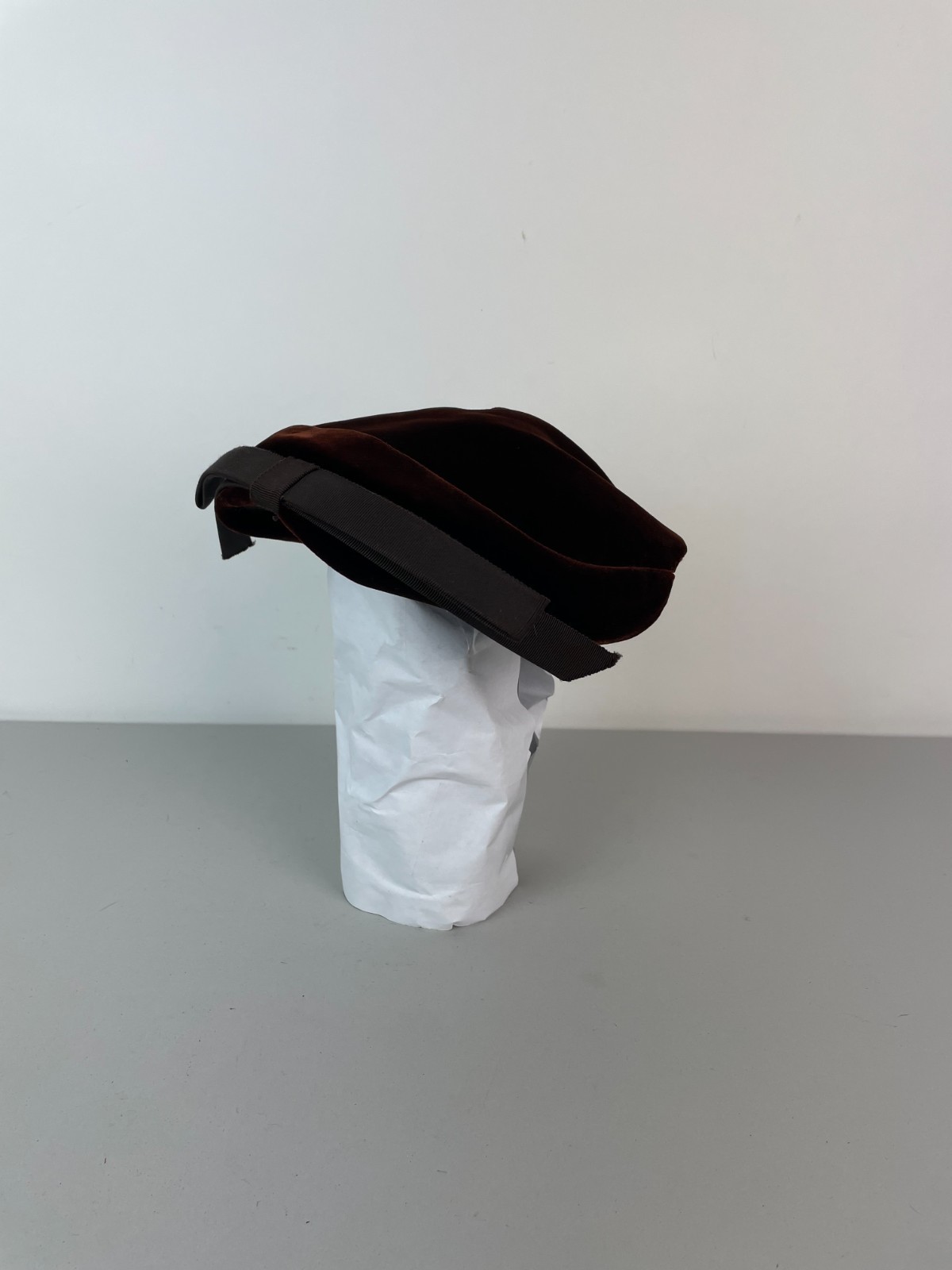 Vintage 40s The Emporium STUDIO OF AMERICA DESIGN velvet brown beret hat 22.5